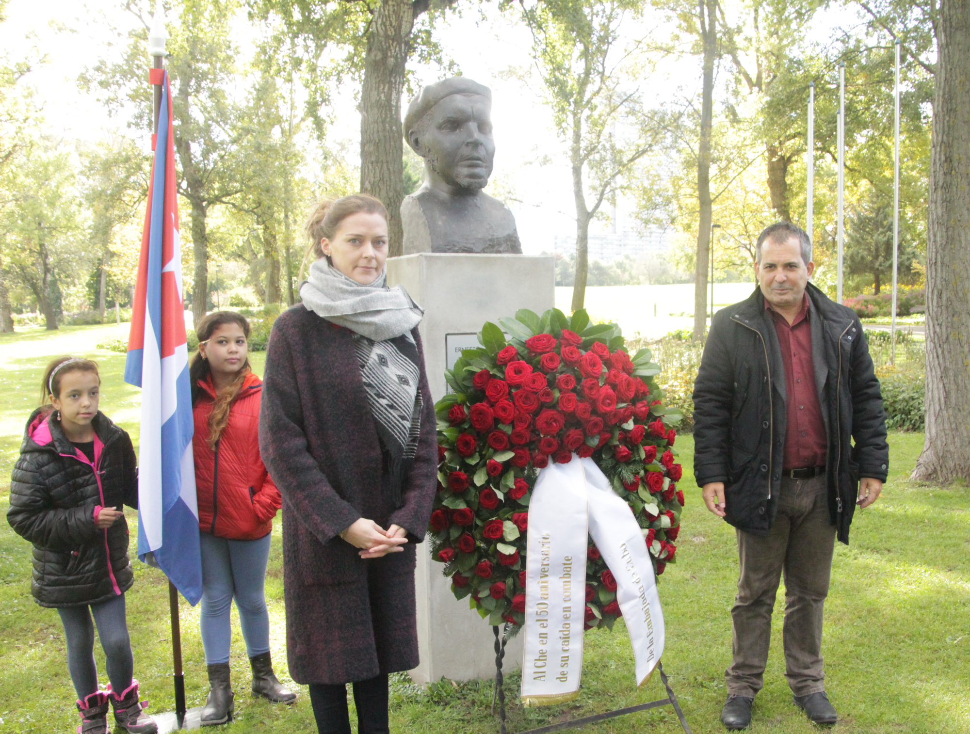 El excelentísimo Señor Embajador de Cuba, Juan Antonio Fernández Palacios junto a Jessica Müller, presidenta de la Asociación de Amistad Austria-Cuba ÖKG cuando develaban la ofrenda. (Foto: CulturaLatina.at)