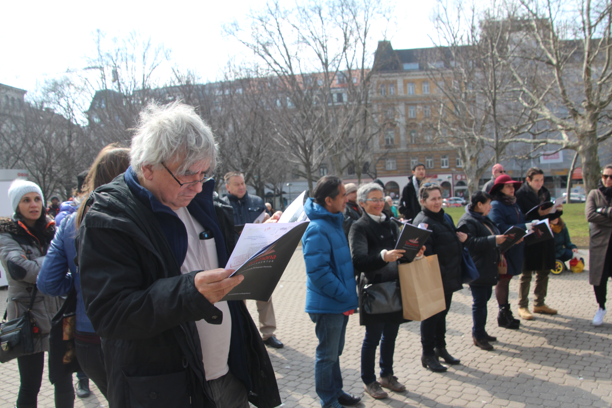 El público leyendo la histórica Nota de protesta de Isidro Fabela (1938). (Foto: CulturaLatina)