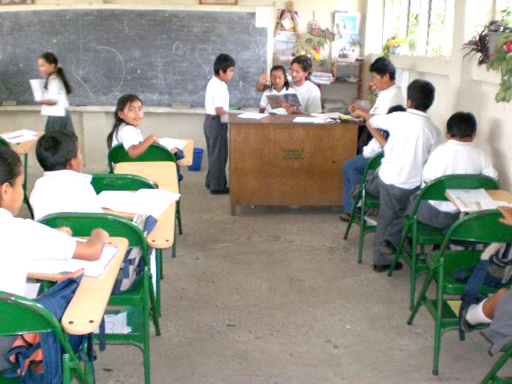 Austriaco Hannes Krakolinig imparte clases en el Amazonas ecuatoriano (Foto: Cortesía Krakolinig).