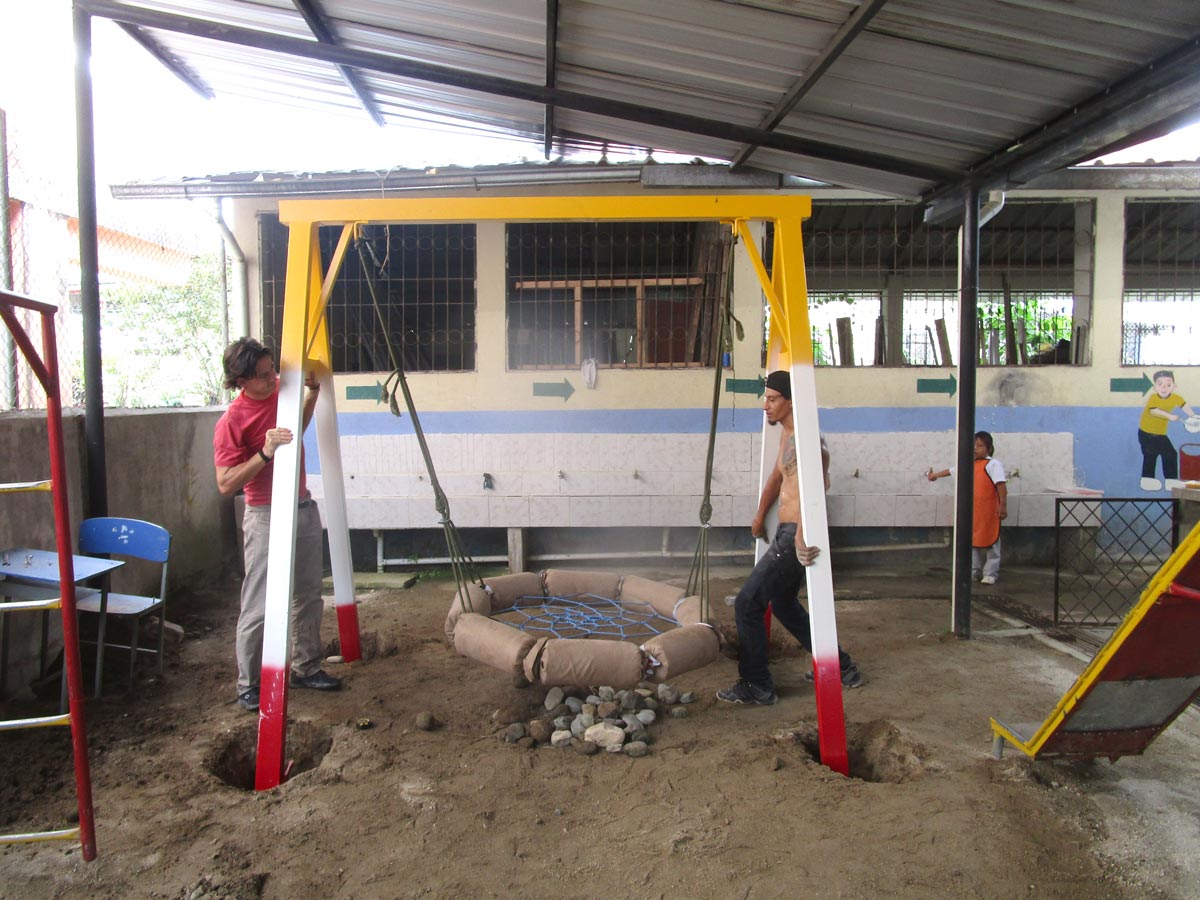 Hannes Krakolinig instalando un columpio frente al colegio indígena.