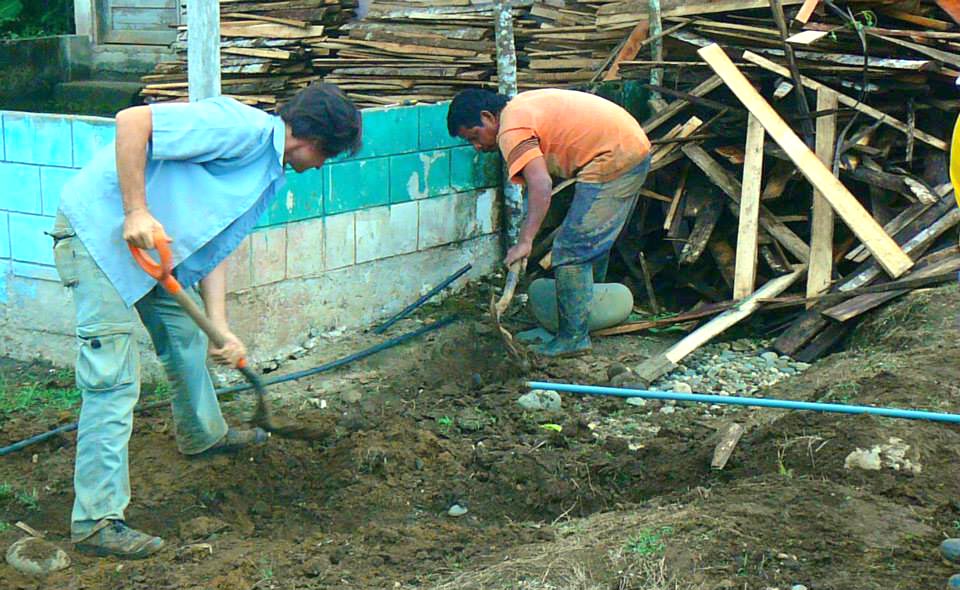 Hannes Krakolinig sacando tierra para construir