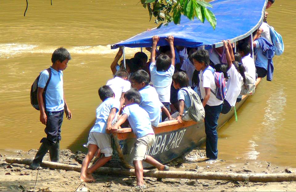 Niños kichwa camino al colegio. (Foto: Cortesía Krakolinig).