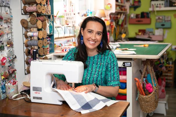 Juanita Guerra en su máquina de coser (Foto: JG)