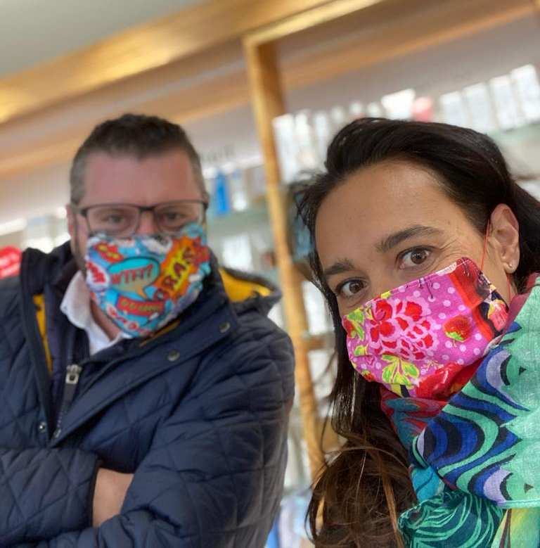 Juanita y su esposo posando con los coloridos cubrebocas (Foto: JG)