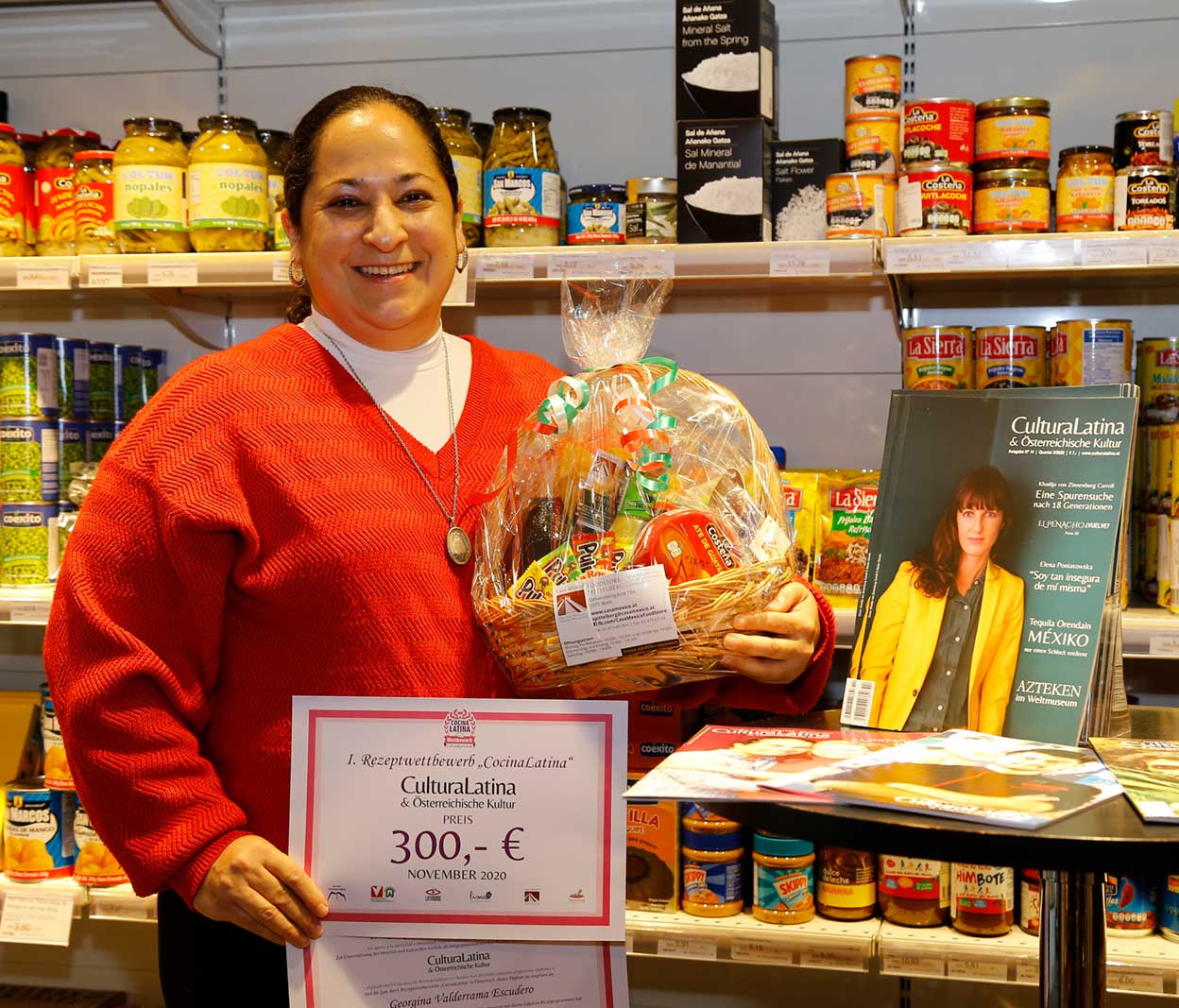 La feliz ganadora Georgina Valderrama Escudero muestra sus premios en la tienda Casa México. (Foto: Ivett Ángeles Litano)