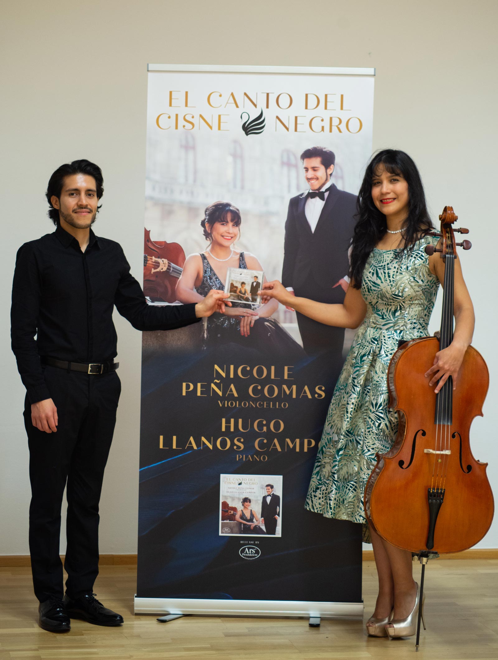 Nicole Peña-Comas y Hugo Llanos Campos muestran el álbum 