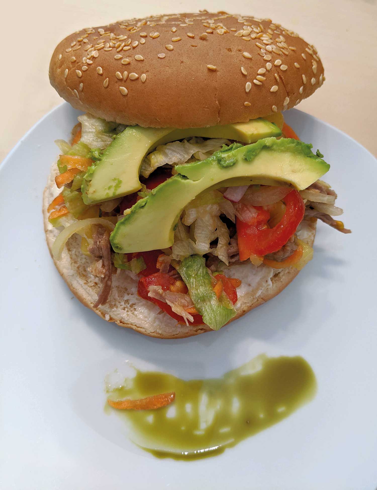 Rindfleischsalpicon im Burgerbrötchen mit ein paar Tropfen Kürbiskernöl.