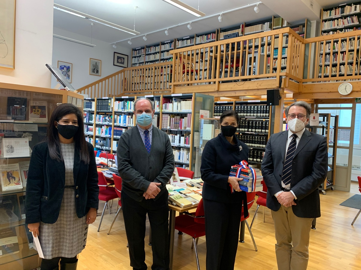 Consejera Anadel Matos, Sr. Rafael De la Dueña, Director de la Biblioteca Juan Gelman,  Embajadora Lourdes Victoria-Kruse y Sr. Ignacio Martínez-Castignani, Director del Instituto Cervantes de Viena.
