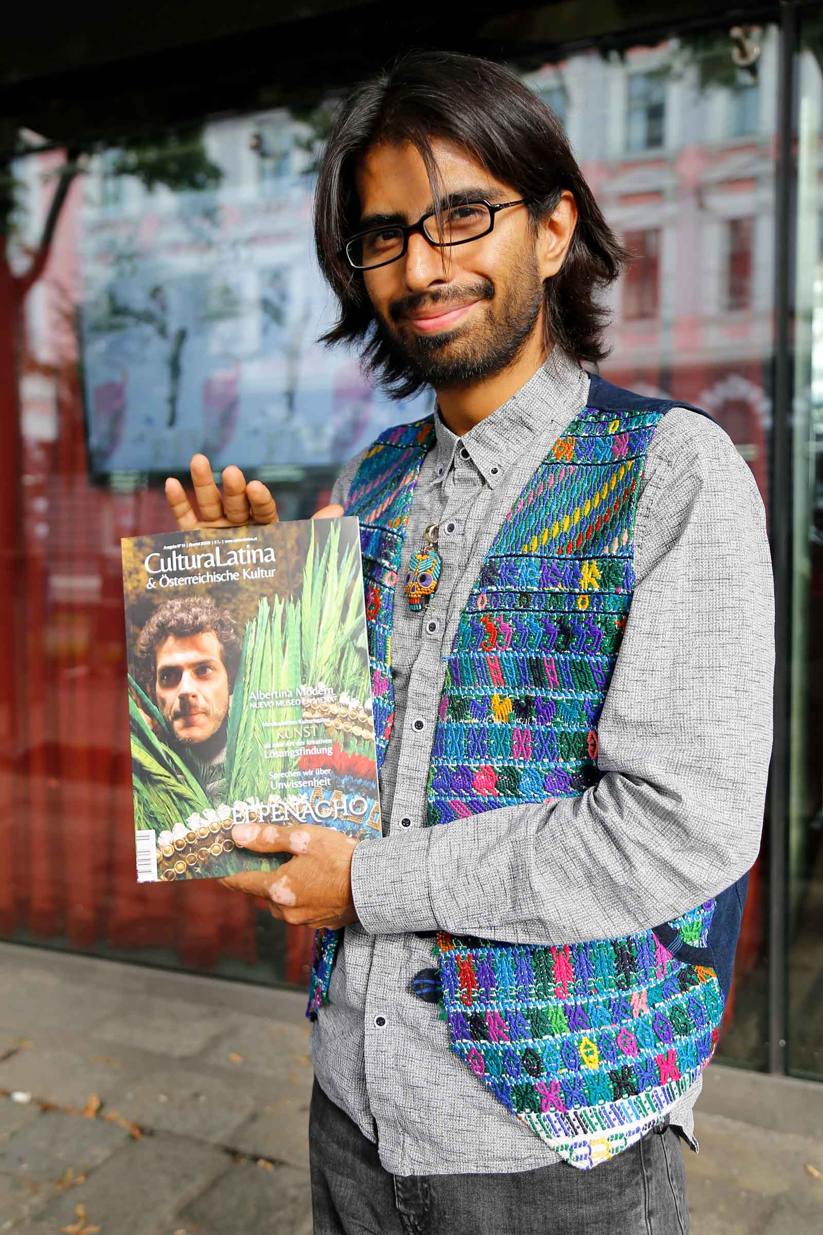 Rodrigo Martínez mostrando la revista CulturaLtina (Foto: Ivett Ángeles Litano).