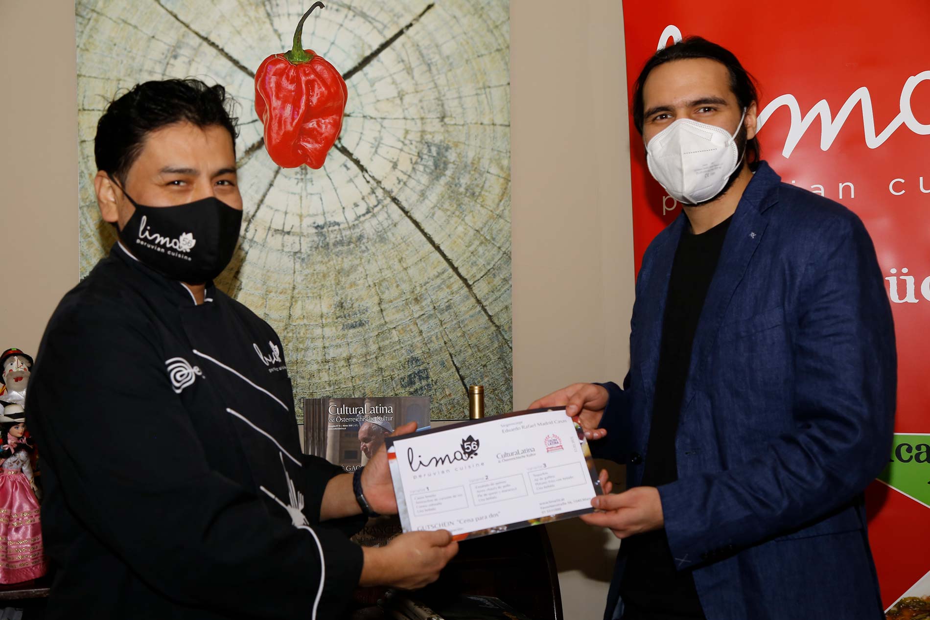 Jimmy Martínez Cristóbal, propietario del restaurante lima56 entregando el vale ganador a Eduardo Rafael Madrid Casas. (Foto: Ivett Ángeles Litano).