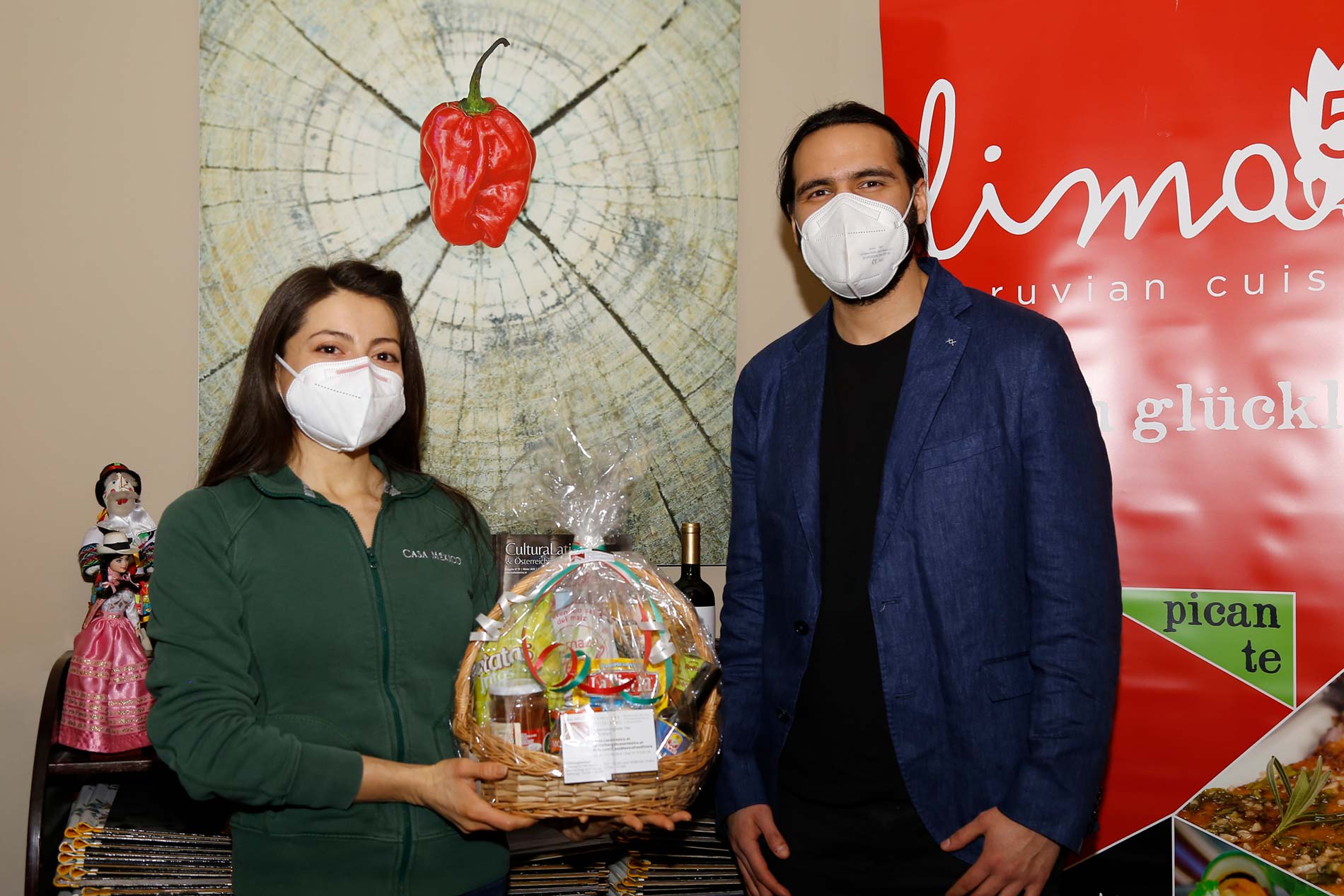 Iliana Márquez de Casa México entrega la cesta de productos a Eduardo Rafael Madrid Casas. (Foto: Ivett Ángeles Litano).