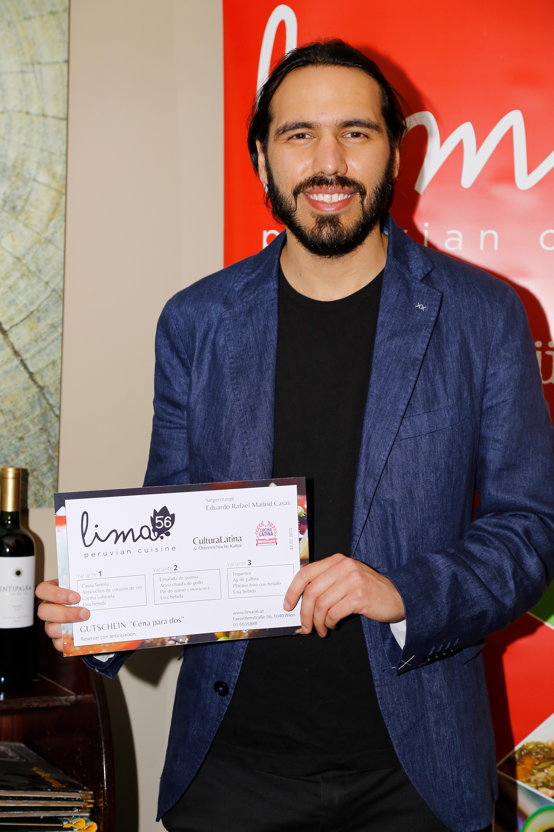 Eduardo Rafael Madrid Casas muestra uno de sus premios (Foto: Ivett Ángeles Litano).