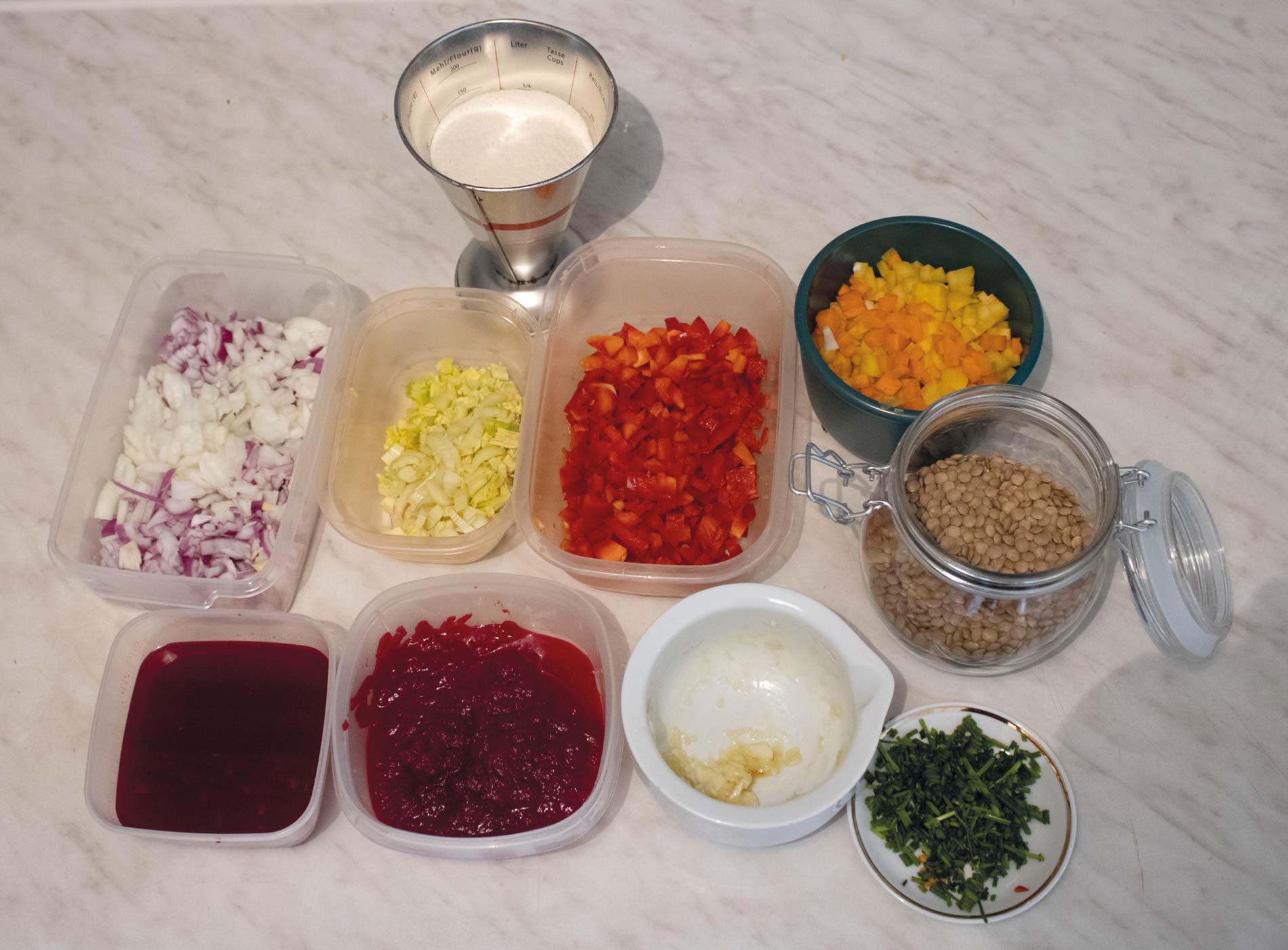 Los ingredientes preparados y cortados para realizar la receta. (Foto: Celine Wiedenhofer)