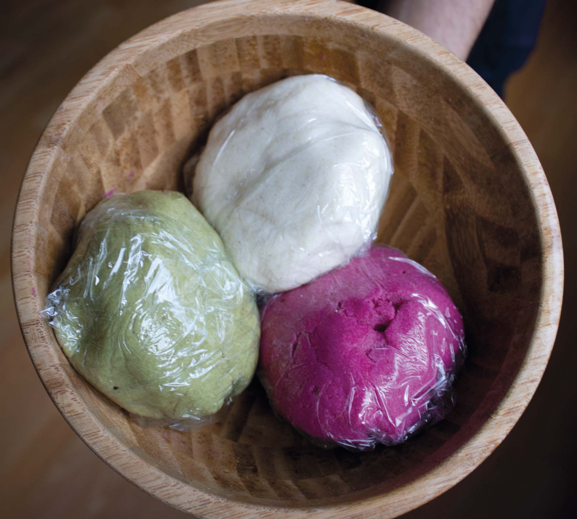 La masa en forma de bolitas colocada en papel film (Foto: Celine Wiedenhofer)