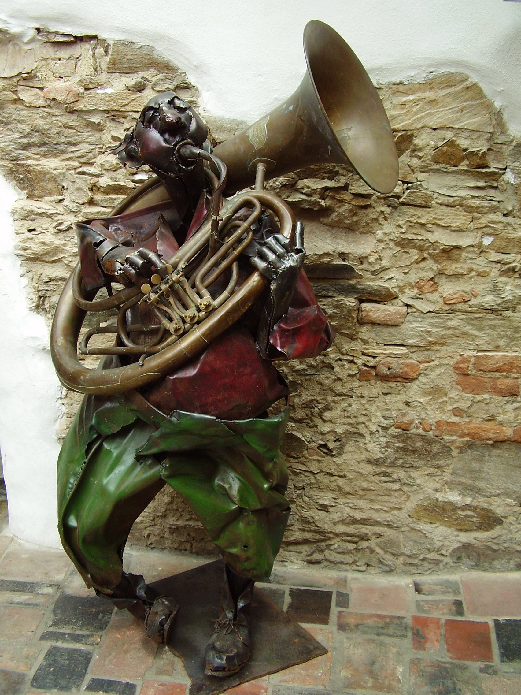 figura de metal: hombre toca una trompeta Instrumentos de metal hechos de chatarra