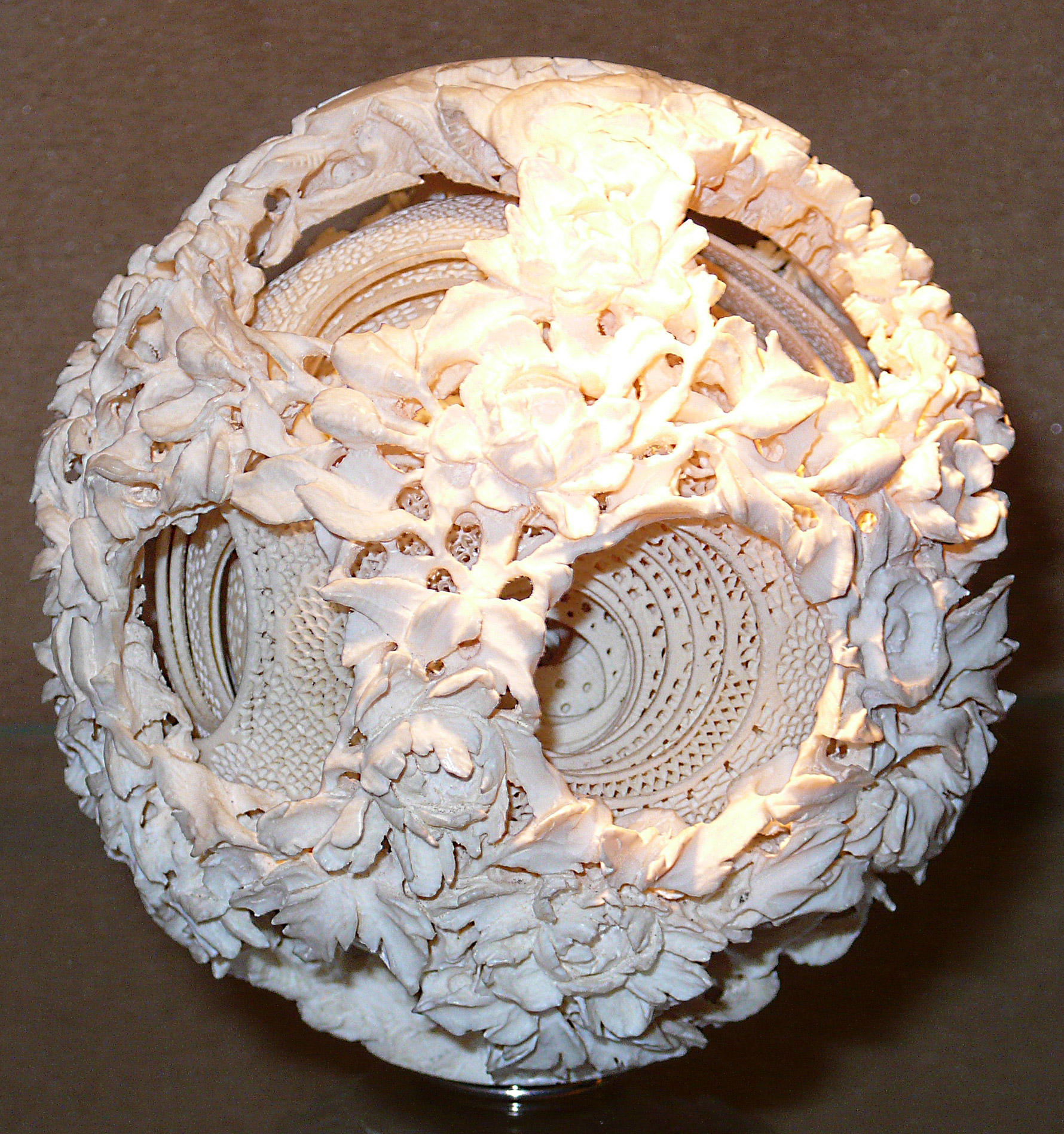 esfera china de marfil Esfera de marfil (Sphärenkugel). Museo de rocas Bernstein / Felsenmuseum. (Foto: HellasX - Eigenes Werk, Gemeinfrei, https://commons.wikimedia.org/w/index.php?curid=6917194)