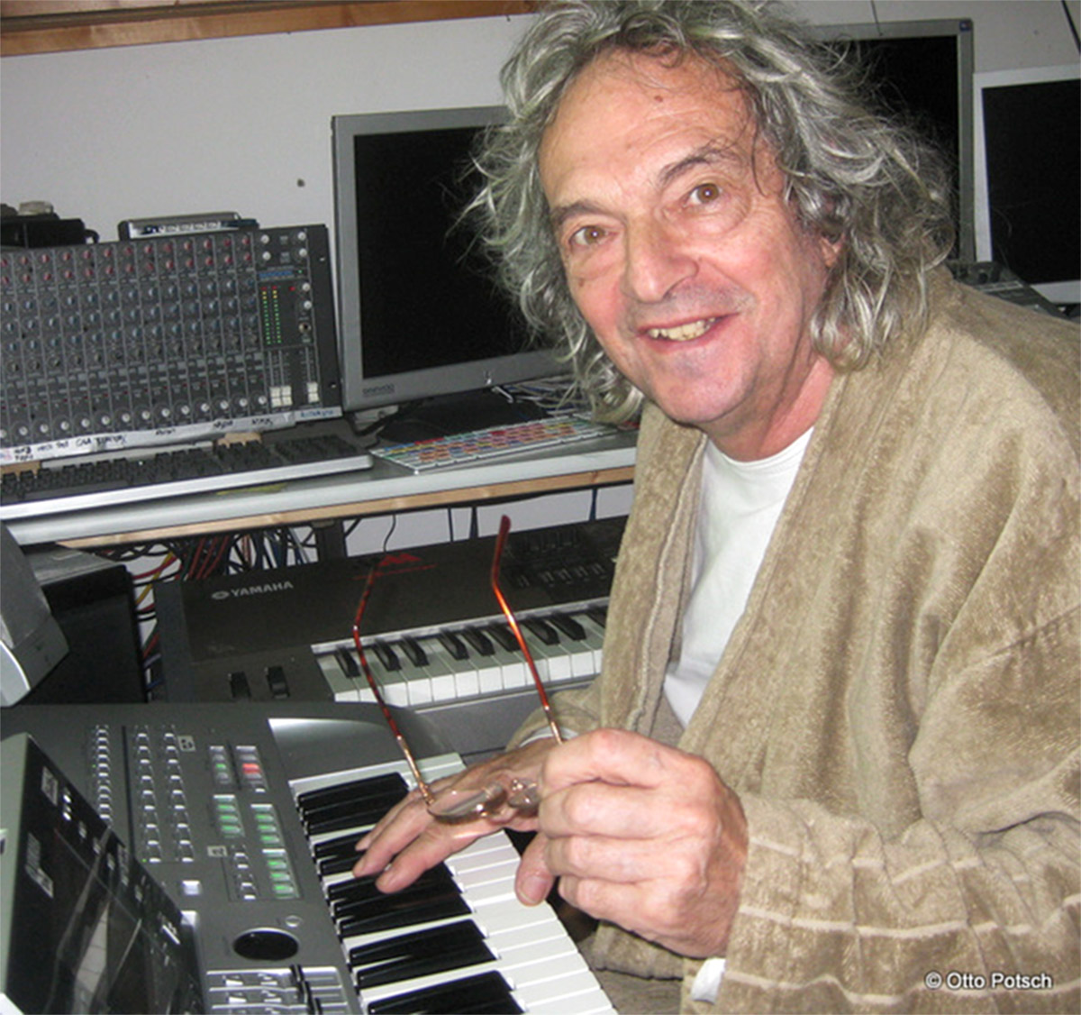 otto potsch Multifacético artista. En la foto, en su estudio de música. (Foto: capturada de la página Otto Potsch Biografie www.otto-potsch.at/seite/biografie)