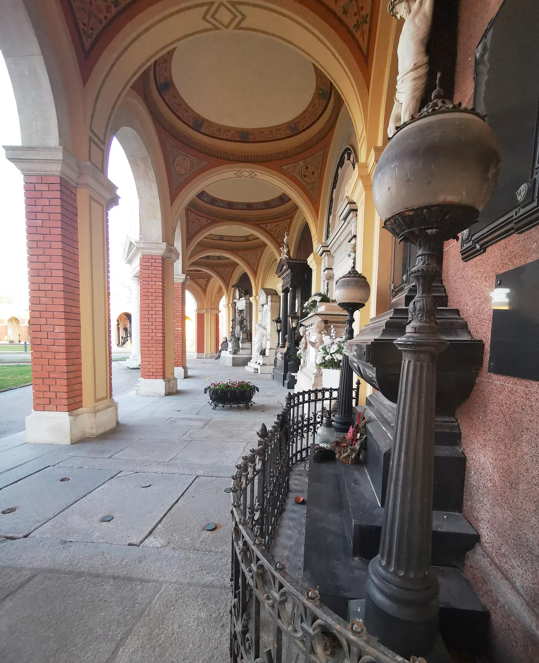 cemetenrio, urnas Los rincones hermosos del cementerio. (Foto: © Taramona Werbeagentur).