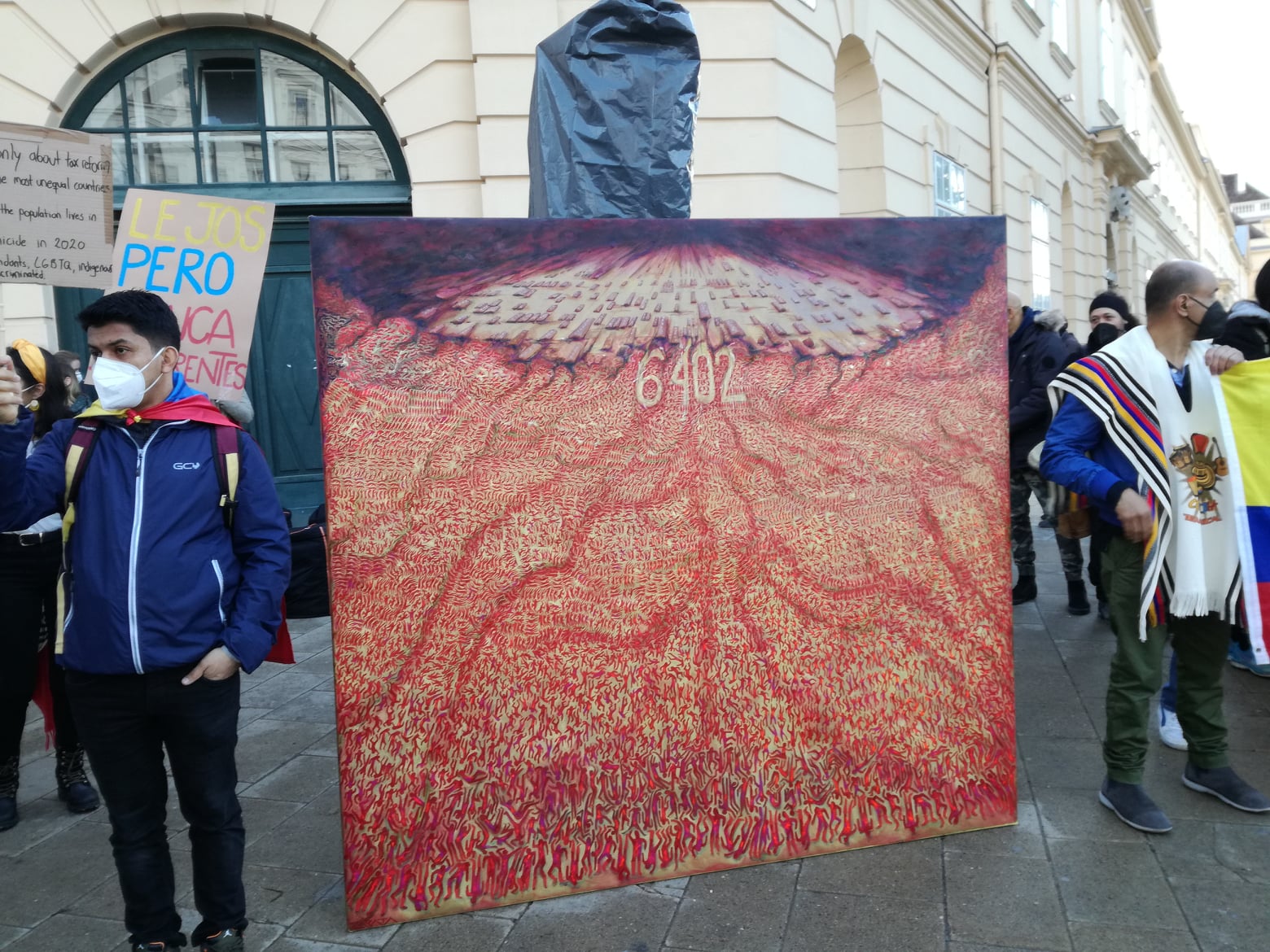 Esta obra del artista Antonio Zapata representa la tragedia  Uribe con Ley 029/2005, quien ofreció a los militares ca. 1500 Euros por guerrillero muerto. Fueron a buscar a jóvenes desempleados, discapacitados, drogadictos, que vistieron de guerrilleros, mataron y presentaron como 