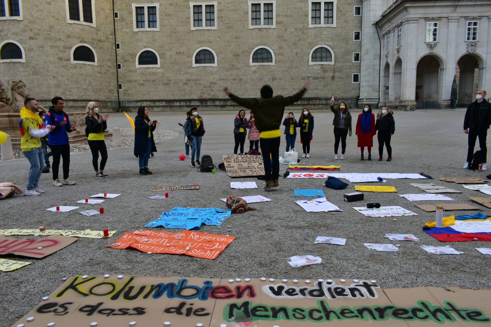 En el Residenzplatz se unieron para demostrar solidaridad con Colombia (Foto: Angie Valencia)
