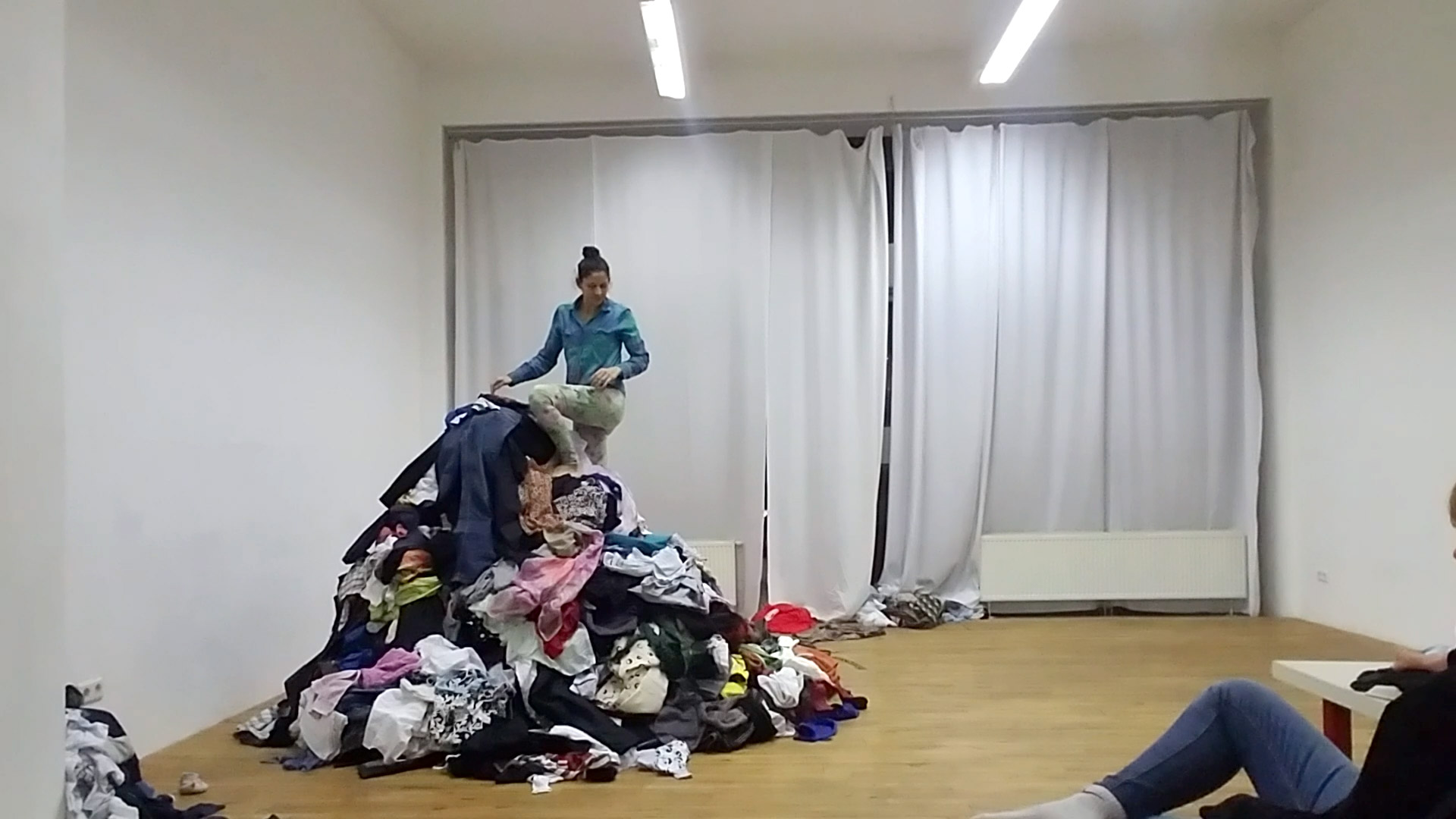 Nina Sandino y su colega Andrea Vezga compraron 100 Kg de ropa usada en “Carla” de Caritas para desarrollar diferentes escenas. (Foto: cortesía Nina Sandino)