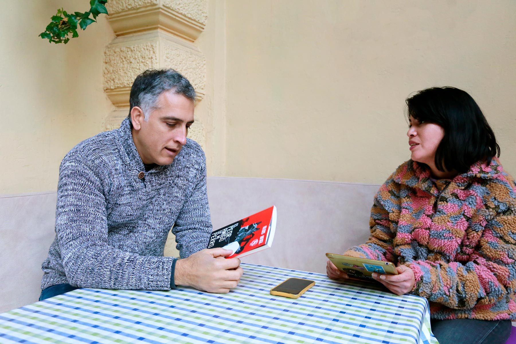María Andrea Isabel Múñoz Armijo entrevista a Jorge Alois Heigl (Foto: Ivett Ángeles Litano).