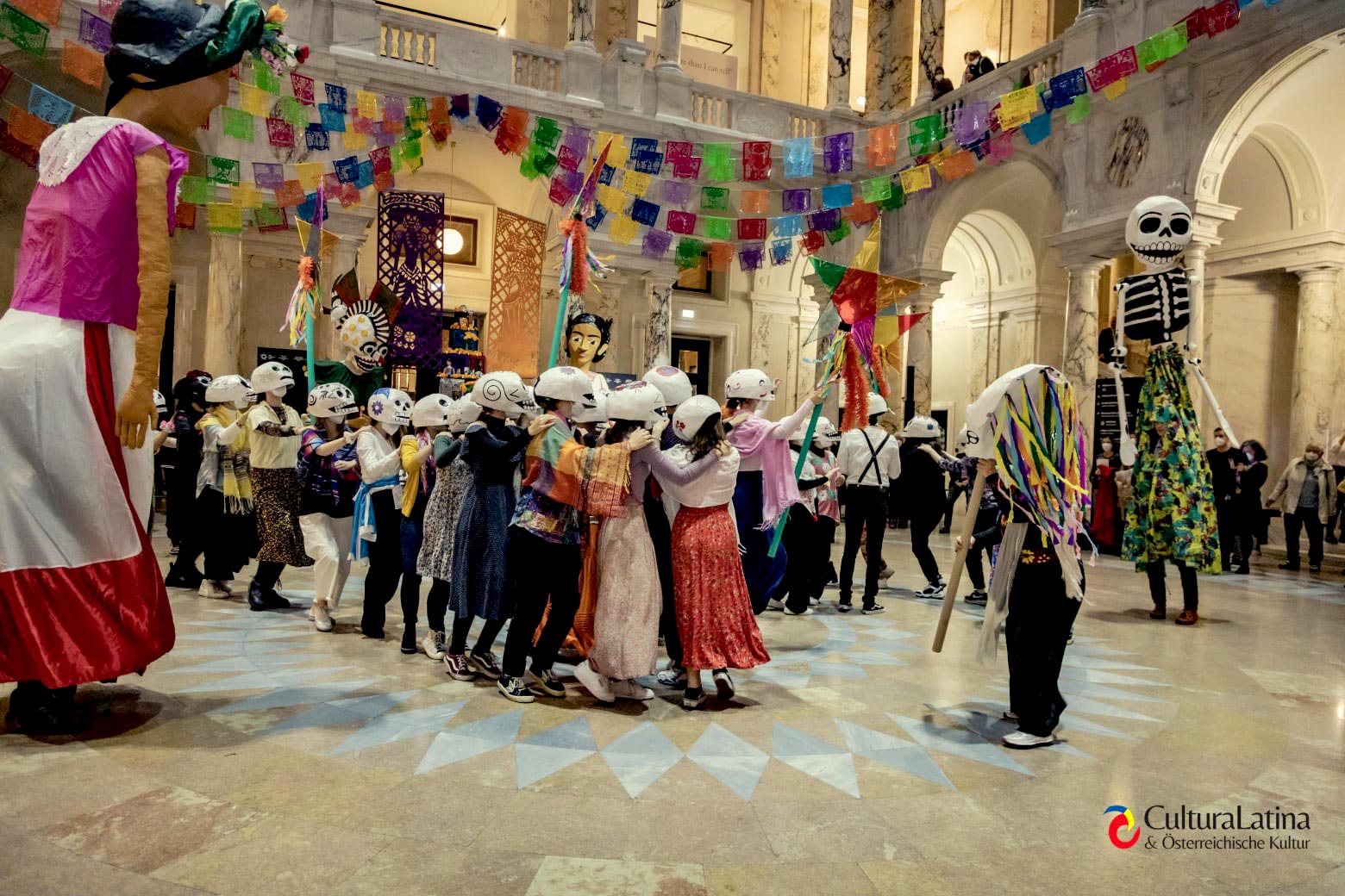 El Weltmuseum Wien junto al Instituto Cultural Mexicano de la Embajada de México en Austria apoyan a los artistas a realizar esta celebración. En la foto la artista mexicana Stephany Rodríguez en su performance. (Foto: Yunier Cobas/CulturaLatina.at)