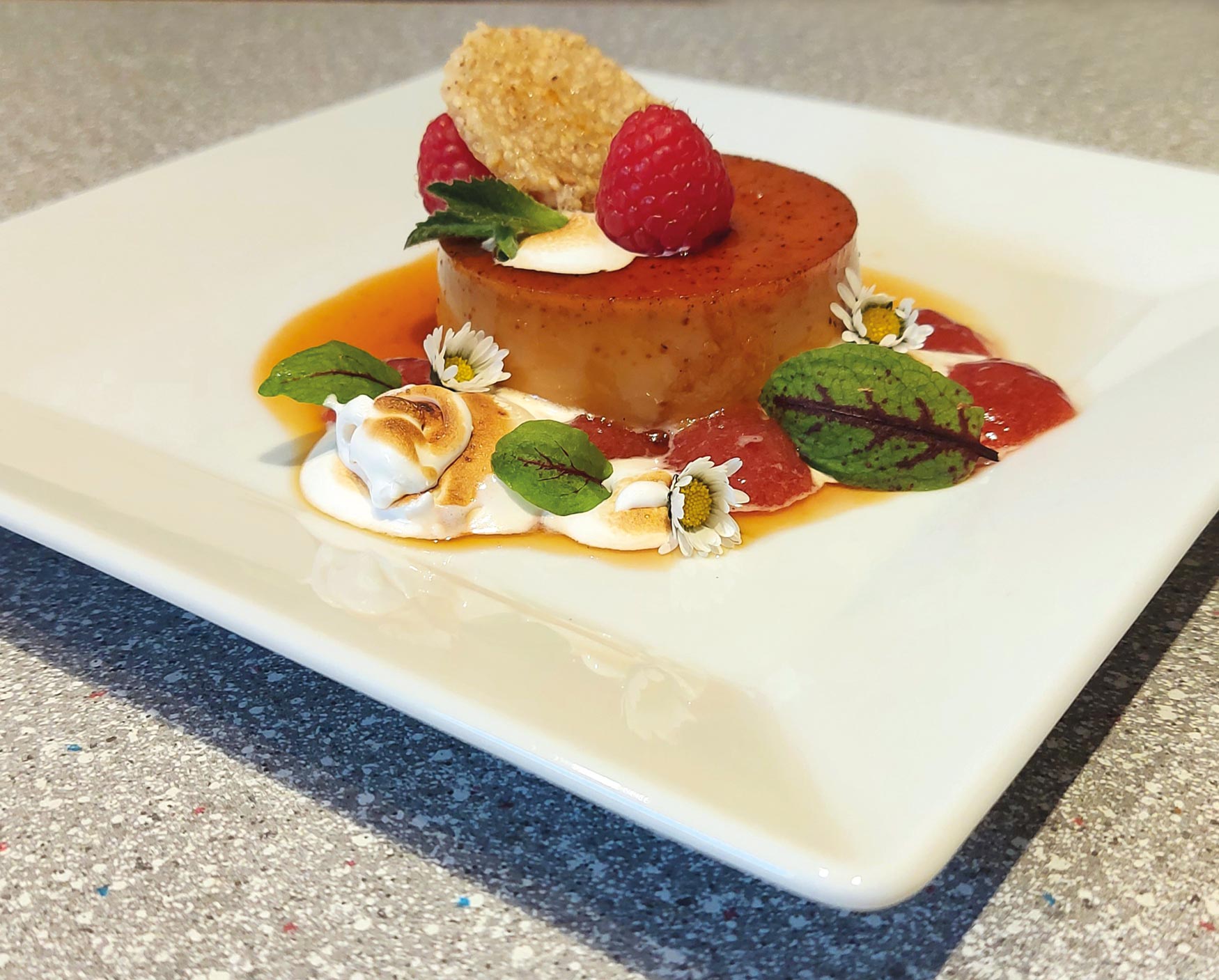 Neue Kreation Flan (Pudding) mit Ingwer, Erdbeergelee, Sesam-Krokant und Eischnee