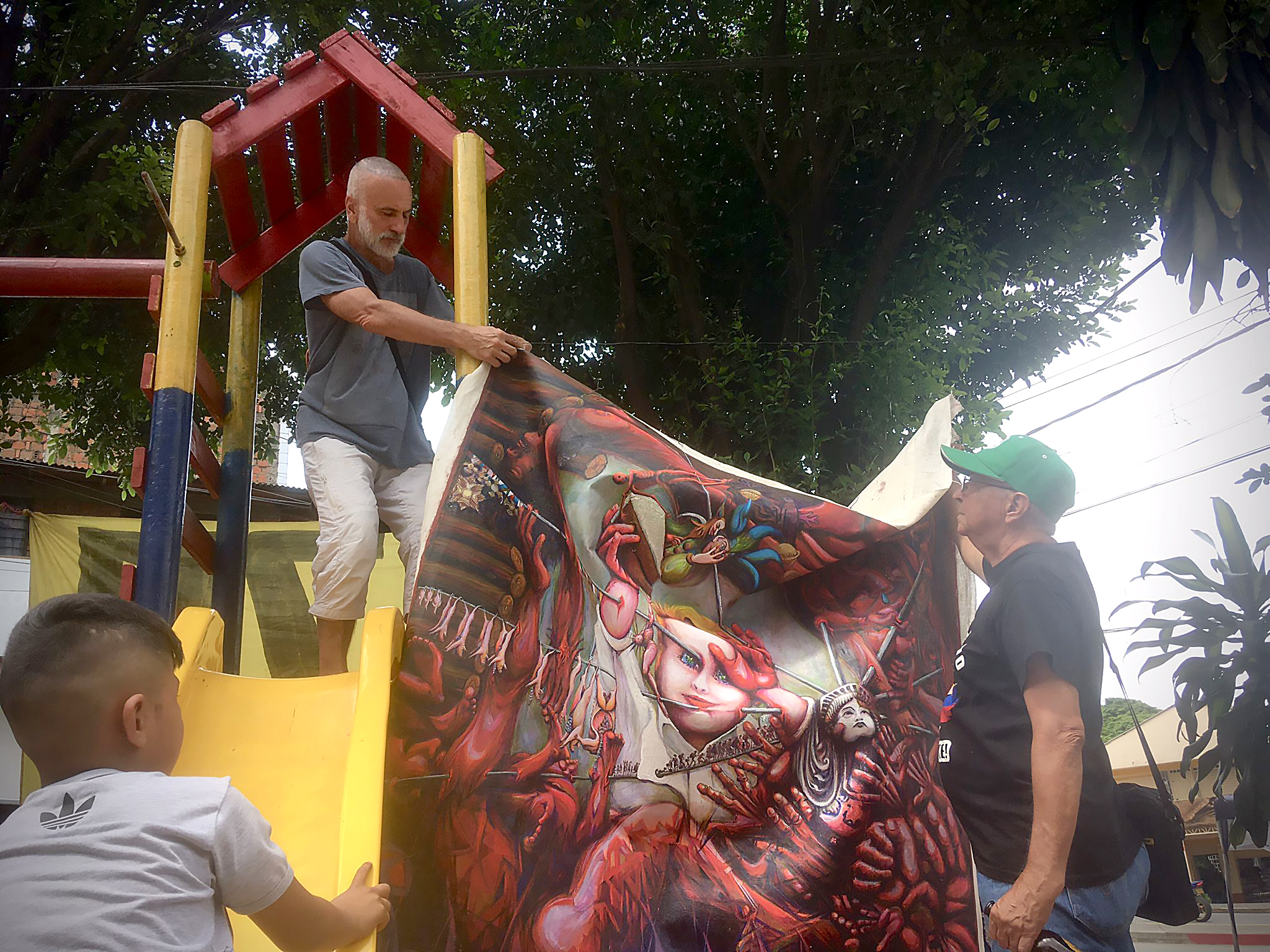 Antonio Zapata montando una de sus obras en un parque (Foto: Cortesía Zapata)
