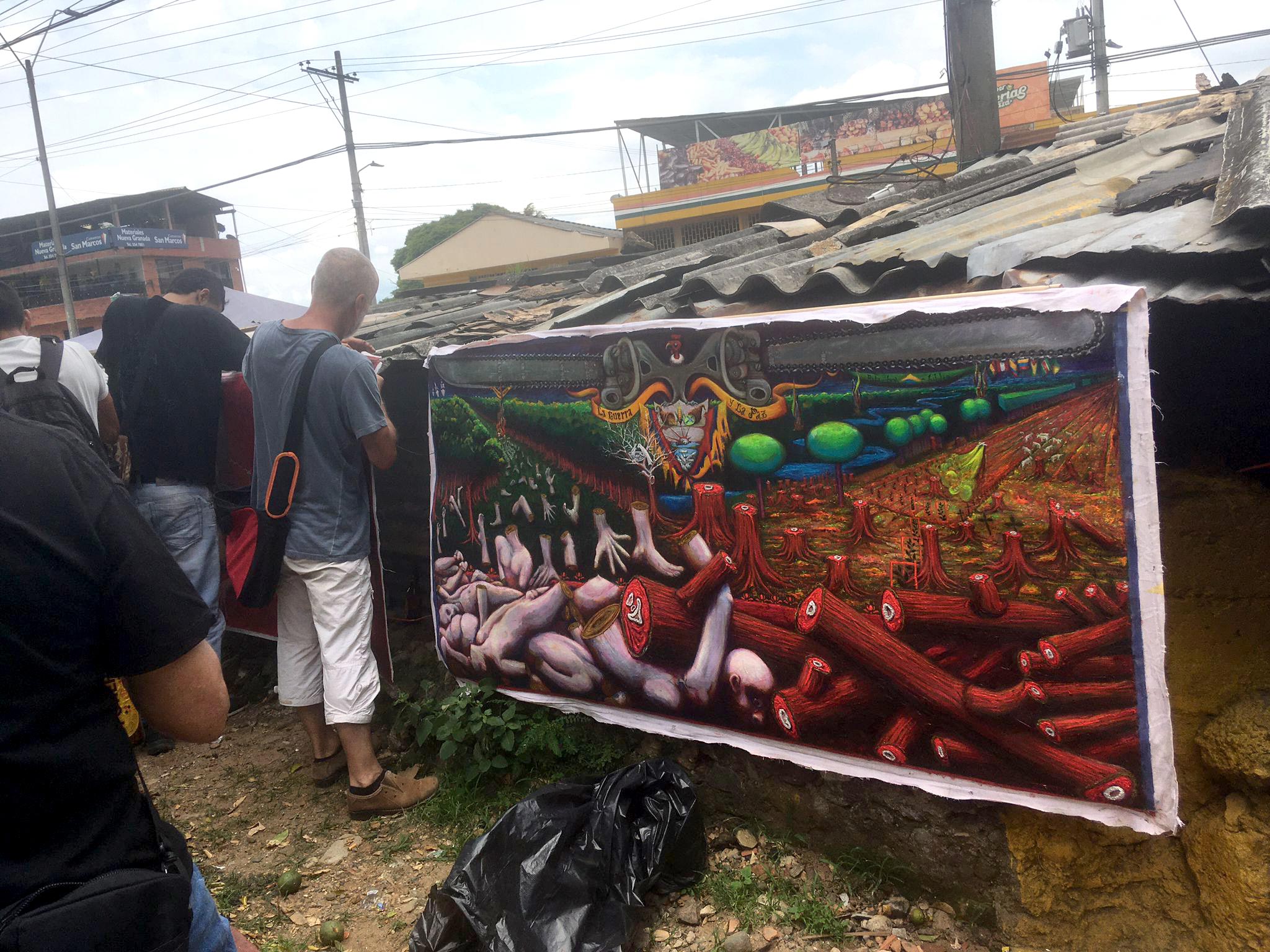 Antonio Zapata haciendo lo imposible para exponer su arte/protesta por la ruta trazada (Foto: Cortesía Zapata)
