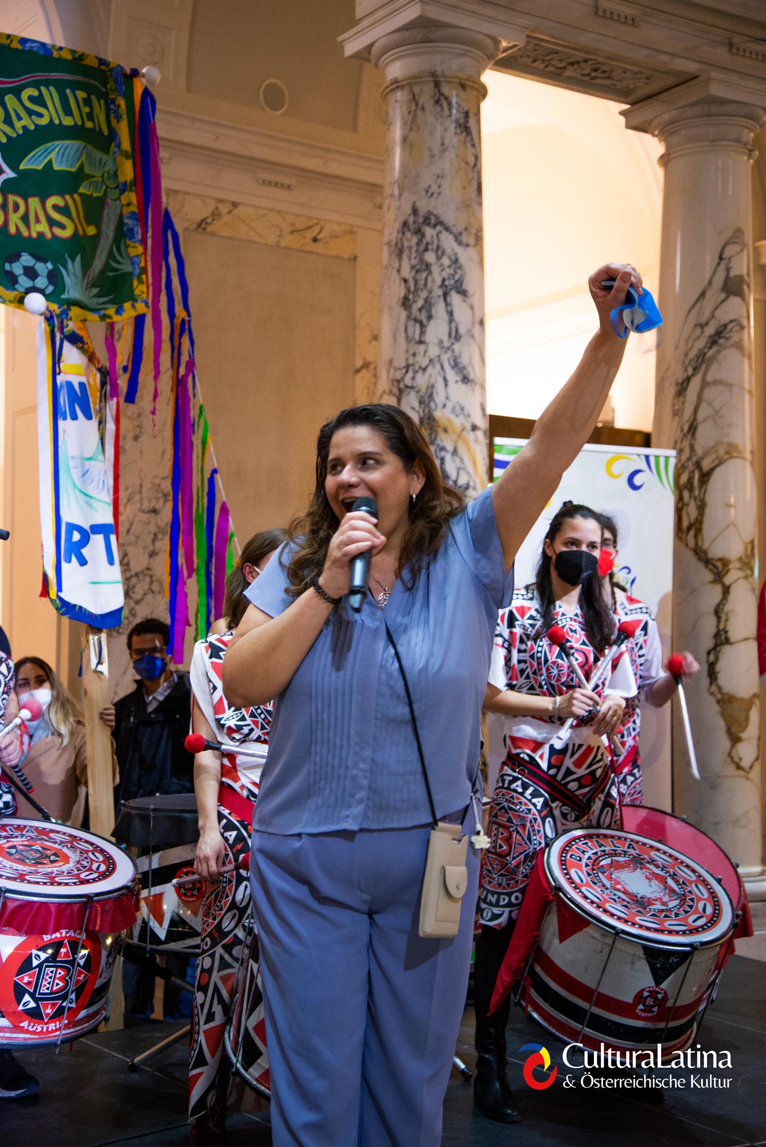 Vanessa Noronha Tölle en la clausura del Festival. Su impecable trabajo logístico y de organización permitió la realización de un festival híbrido con un programa que incluyó atracciones durante más de 6 meses. (Foto: Stefan Galván). Vanessa Noronha Tölle en la clausura del Festival. Su impecable trabajo logístico y de organización permitió la realización de un festival híbrido con un programa que incluyó atracciones durante más de 6 meses. (Foto: Stefan Galván).