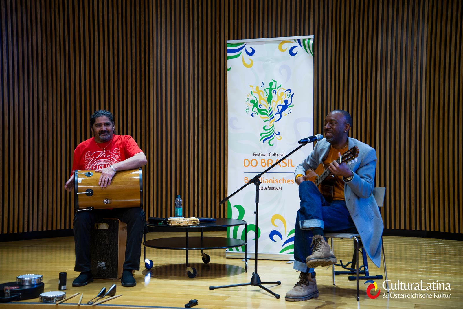 Edison Tadeu, fundador de la escuela de samba Rot-Weiss Rot www.sambaschule.at y el cantante Vando Oliveiro dieron un taller de percusión. El público pudo probar algunos instrumentos del país y participar. (Foto: Stefan Galván). Edison Tadeu, fundador de la escuela de samba Rot-Weiss Rot www.sambaschule.at y el cantante Vando Oliveiro dieron un taller de percusión. El público pudo probar algunos instrumentos del país y participar. (Foto: Stefan Galván).