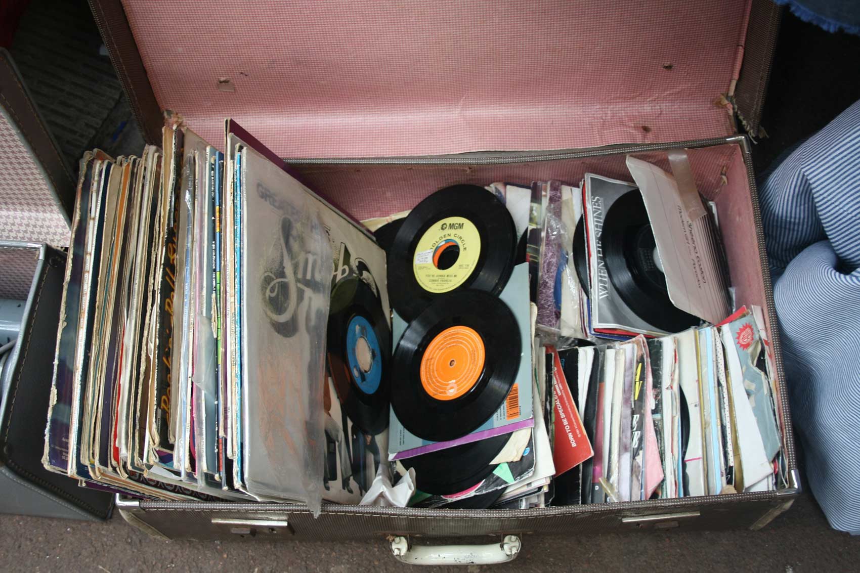 Desde hace algunos años cuando se pensaba que los vinilos iban a ser piezas de museo, vuelven a estar de moda, tras haber sobrepasado al CD y al MP3. Foto: Nathan Copley/Pixabay 