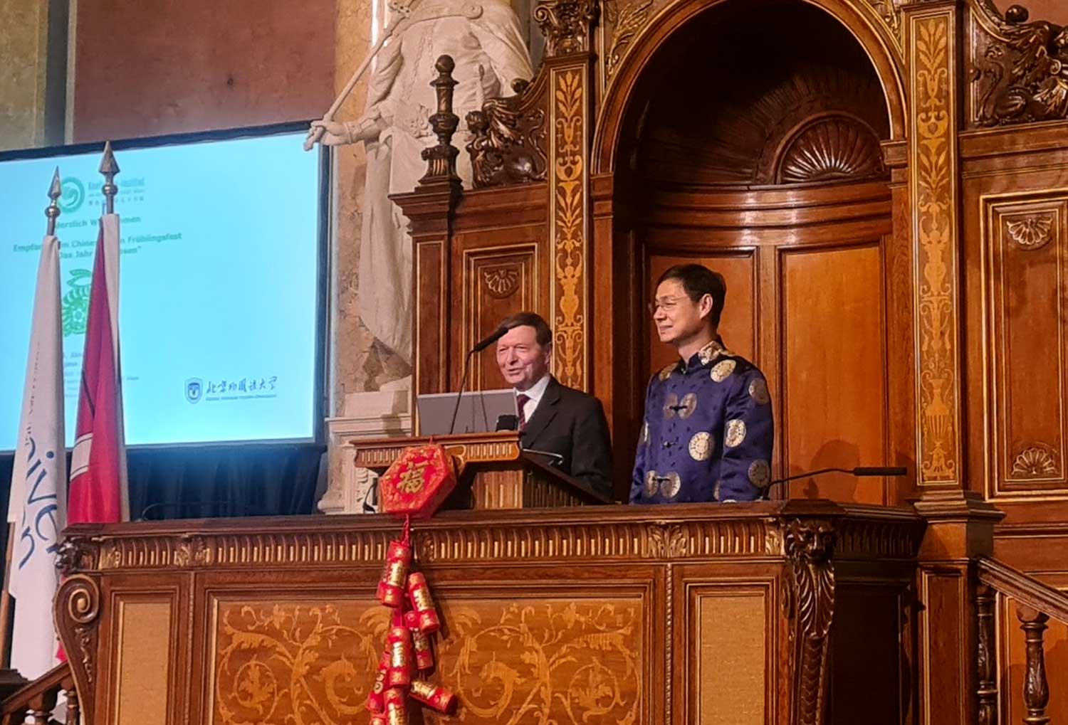 Prof. Dr. Xiaozhou Yao y Prof. Dr. Richard Trapl, Direktor des Konfuzius-Institutes an der Universität Wien