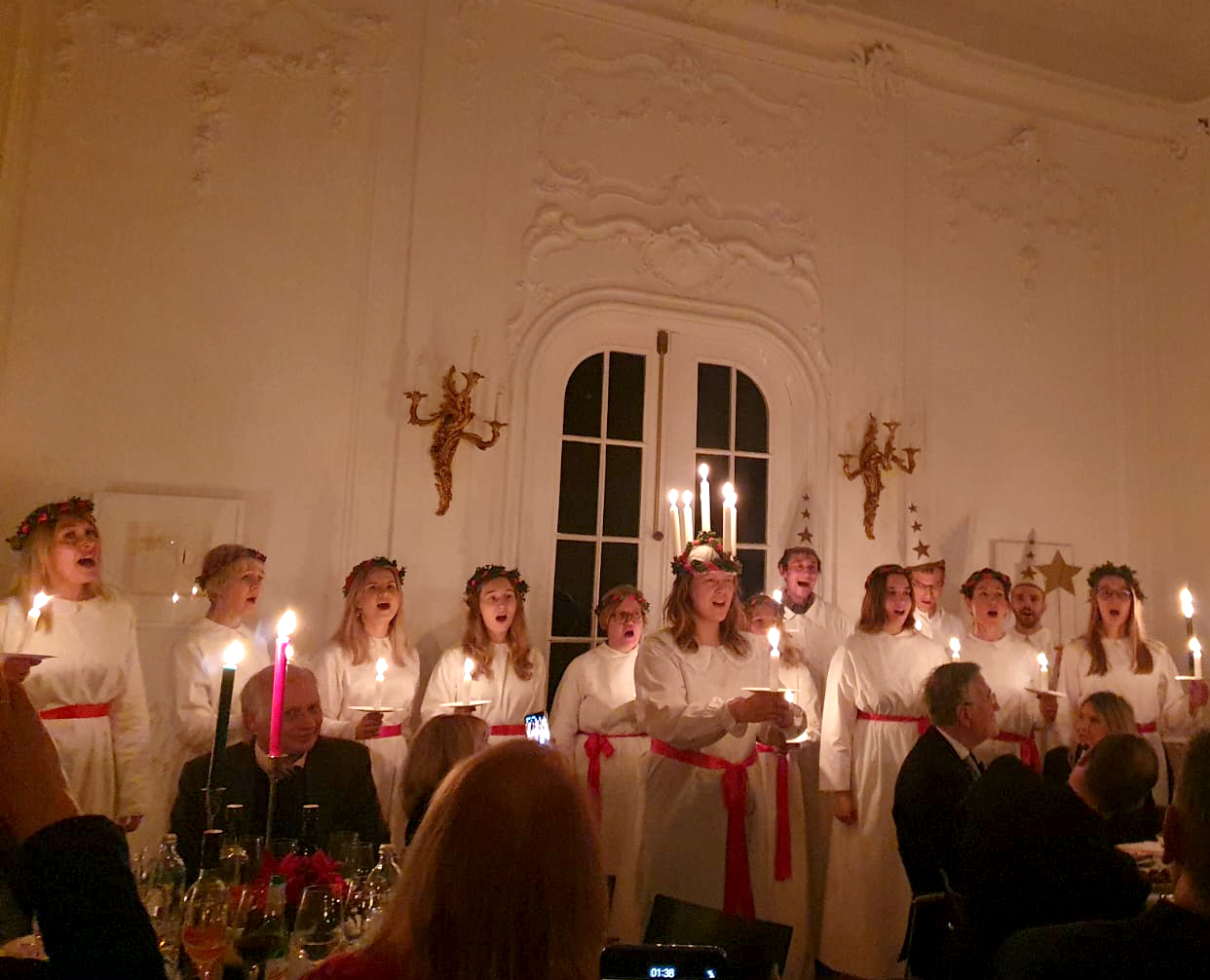 Mitglieder des schwedischen Chors und die Inszenierung von St. Lucia machten die Veranstaltung der Schwedischen Handelskammer zu einem kulturellen und magischen Erlebnis. Foto: Hermann Kroiher Mitglieder des schwedischen Chors und die Inszenierung von St. Lucia machten die Veranstaltung der Schwedischen Handelskammer zu einem kulturellen und magischen Erlebnis. Foto: Hermann Kroiher