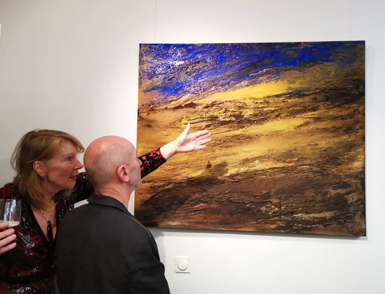 Künstlerin Melitta Winkler bei der Ausstellung. Foto: CulturaLatina