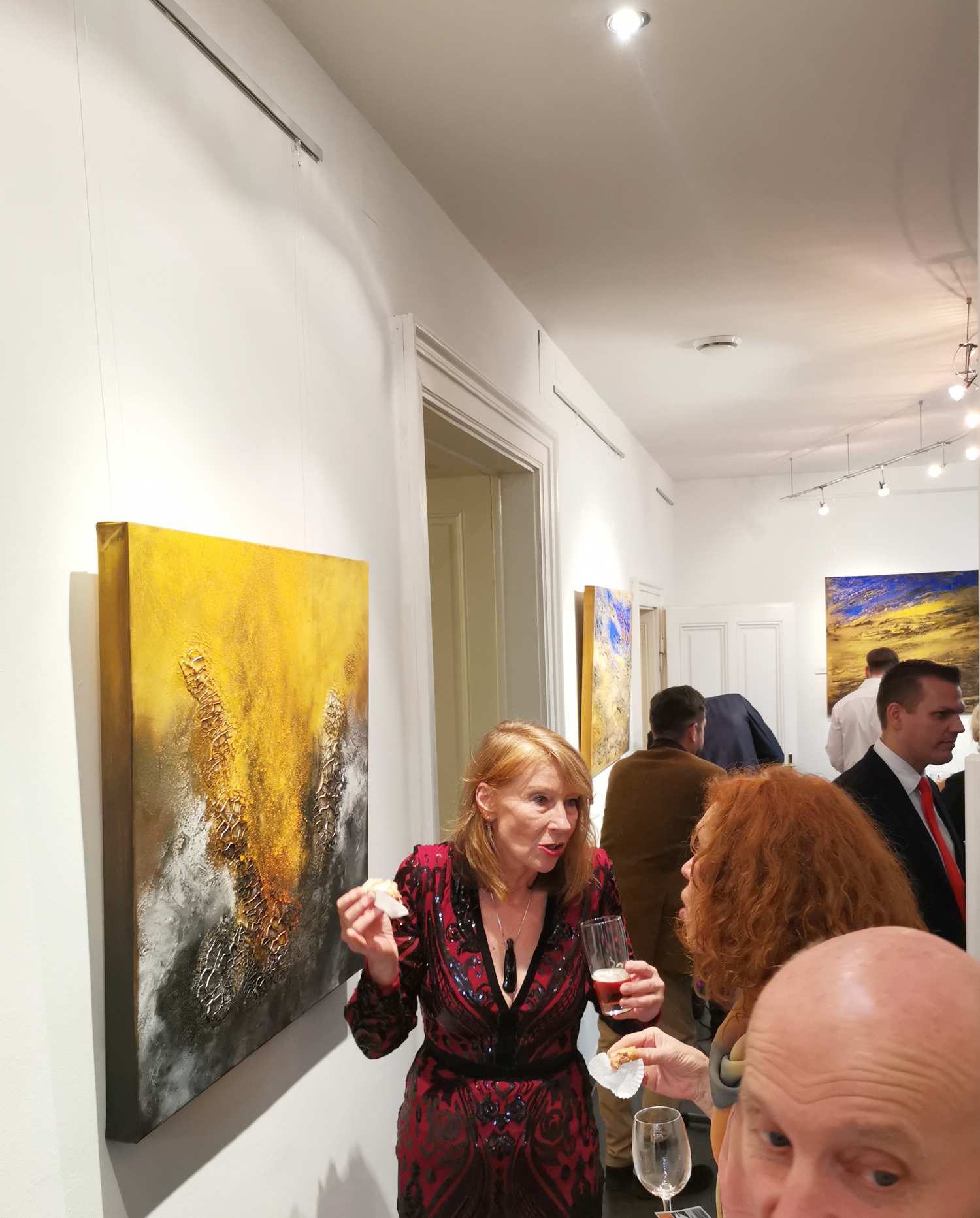 Künstlerin Melitta Winkler bei der Ausstellung. Foto: CulturaLatina