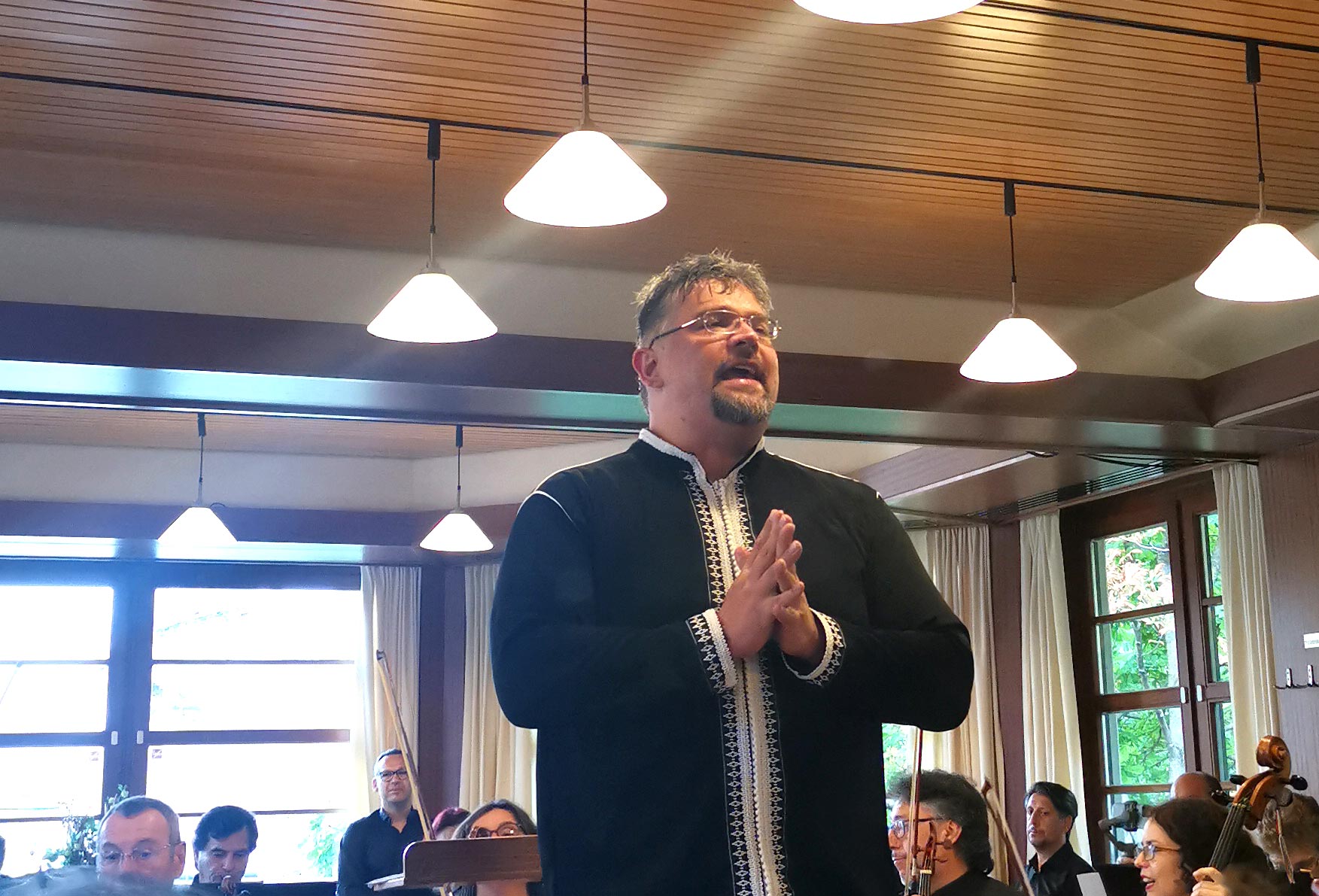 Víctor Hugo Toro en el Schweizerhaus mostrando la enérgica calidad musical chilena en Viena. Foto: CulturaLatina Víctor Hugo Toro en el Schweizerhaus mostrando la enérgica calidad musical chilena en Viena. Foto: CulturaLatina