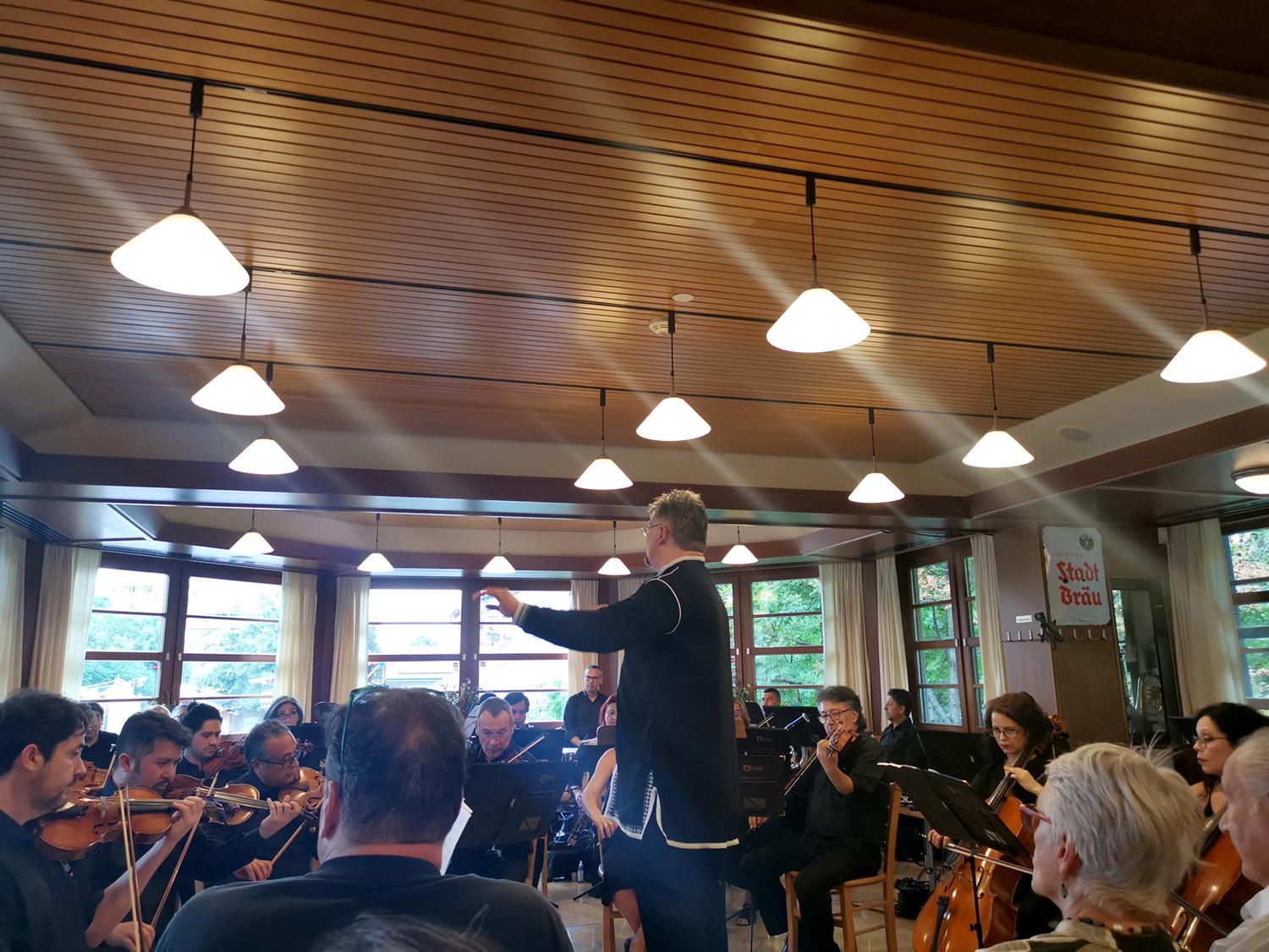 Maravillosa presentación en el Schweizerhaus de Víctor Hugo Toro y la Orquesta Sinfónica Universidad de Concepción (Sinfónica UdeC). Foto: CulturaLatina Maravillosa presentación en el Schweizerhaus de Víctor Hugo Toro y la Orquesta Sinfónica Universidad de Concepción (Sinfónica UdeC). Foto: CulturaLatina