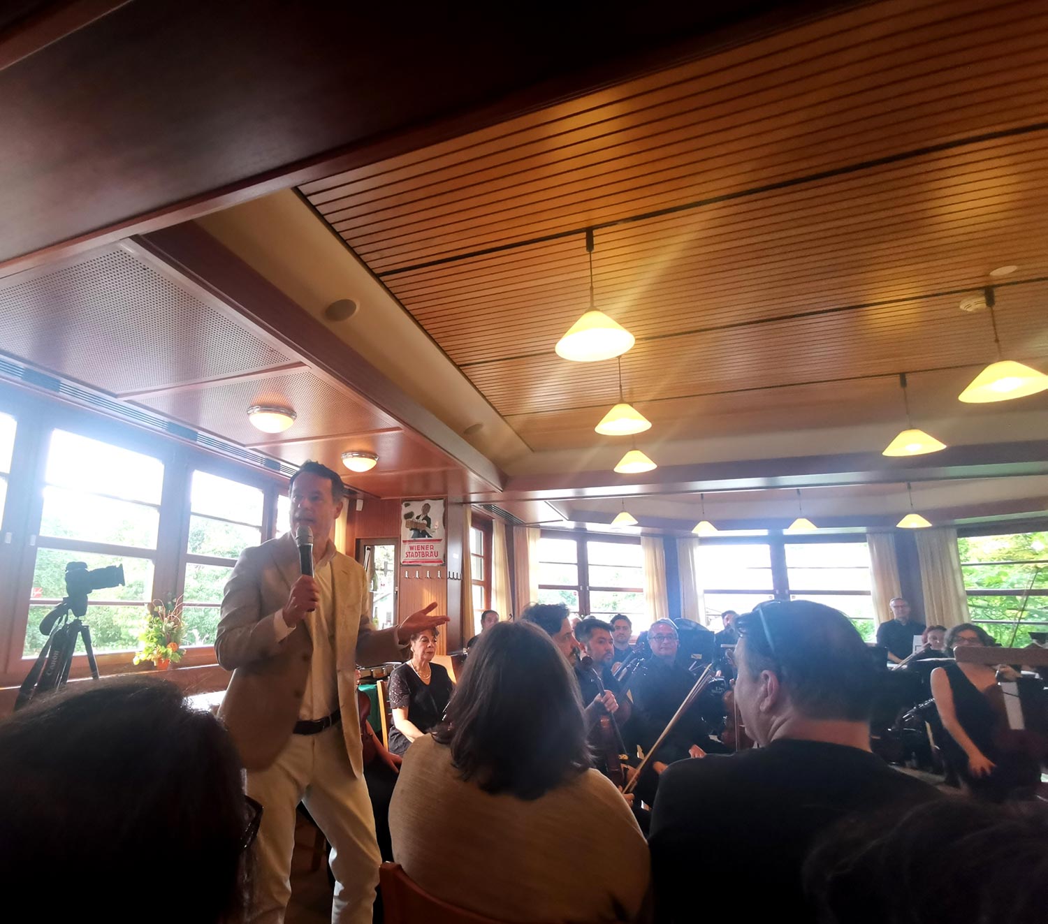 Embajador de Chile en Austria, S.E. Sr. Rodrigo Olsen Olivares comentó que este concierto es uno de los primeros eventos culturales que trae a Austria. Foto: CulturaLatina Embajador de Chile en Austria, S.E. Sr. Rodrigo Olsen Olivares comentó que este concierto es uno de los primeros eventos culturales que trae a Austria. Foto: CulturaLatina