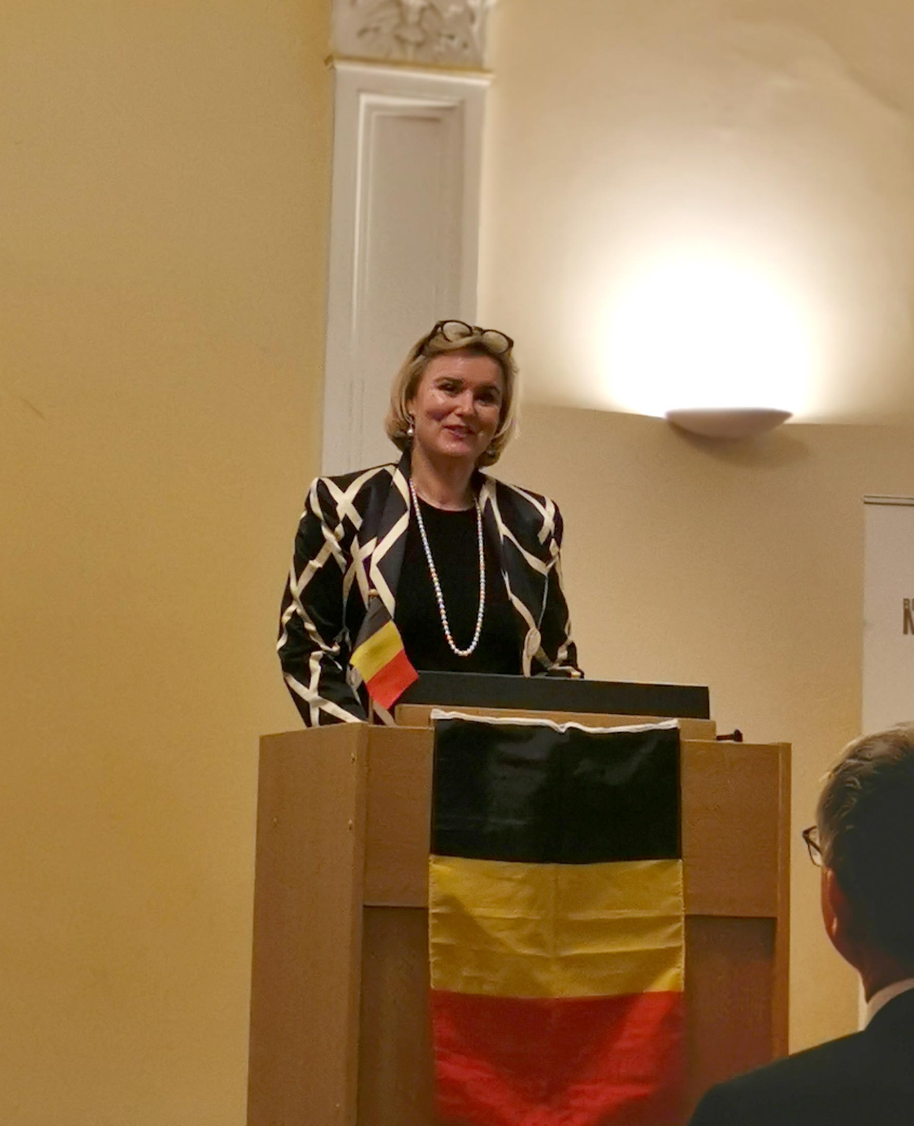 Sra. Embajadora S.E. Caroline Vermeulen en su discurso. (Foto: CulturaLatina)