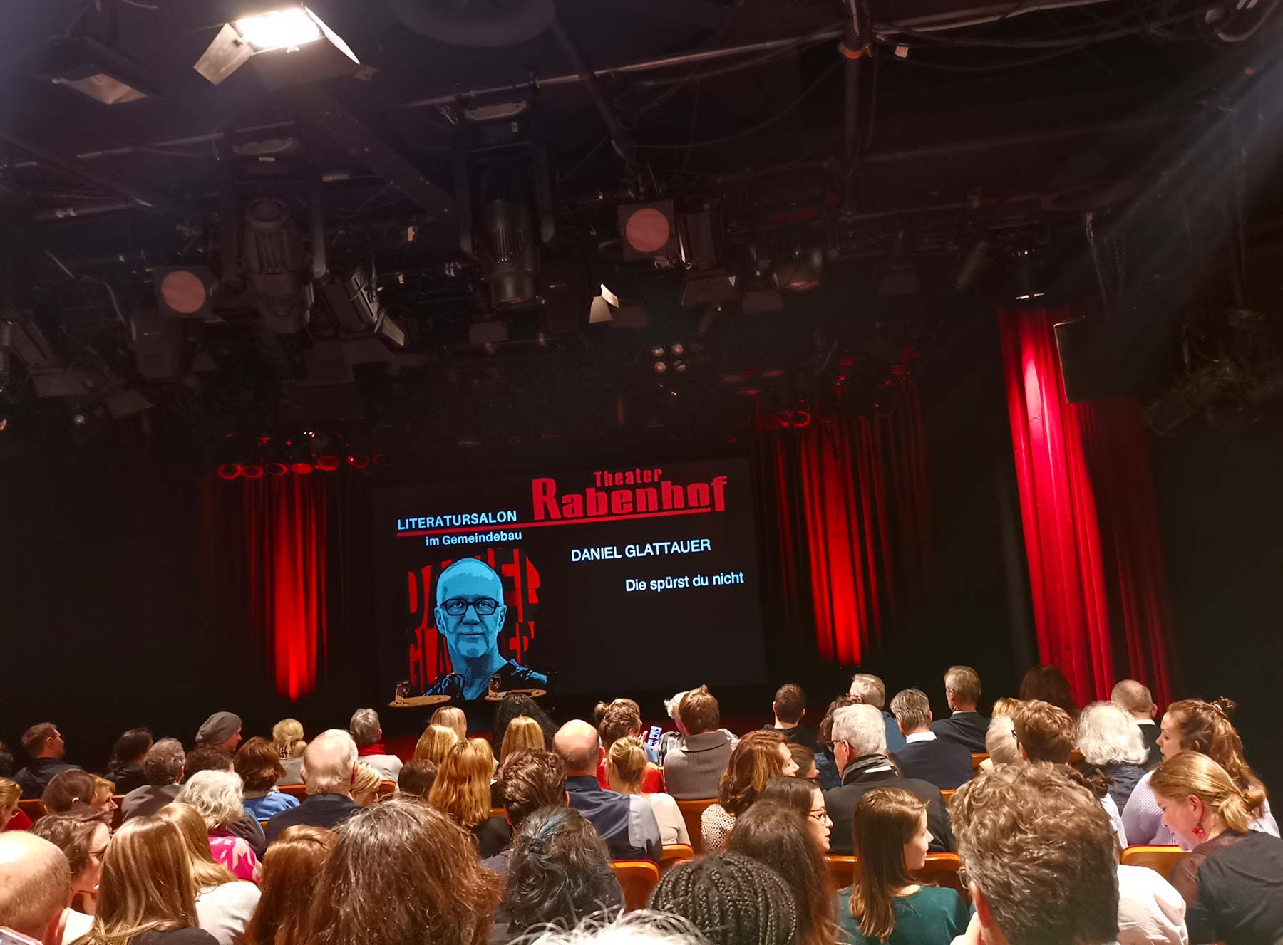 El autor de bestsellers Daniel Glattauer presentó su última obra en exclusiva en el Gemeindebau-Literatursalon junto con el Rabenhof-spezl Manuel Rubey. Foto: CulturaLatina El autor de bestsellers Daniel Glattauer presentó su última obra en exclusiva en el Gemeindebau-Literatursalon junto con el Rabenhof-spezl Manuel Rubey. Foto: CulturaLatina