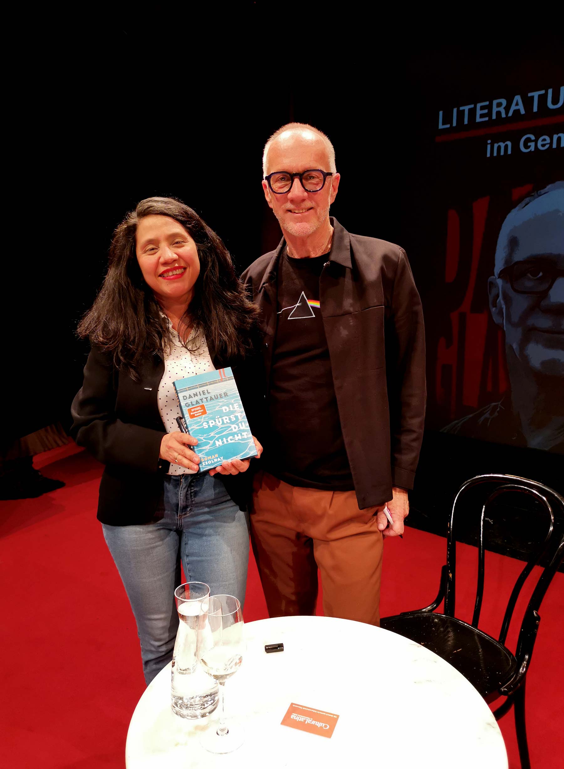 María Taramona, Directora de la revista CuturaLatina junto al escritor Daniel Glattauer en la presentación de su nueva novela. Foto: CulturaLatina María Taramona, Directora de la revista CuturaLatina junto al escritor Daniel Glattauer en la presentación de su nueva novela. Foto: CulturaLatina