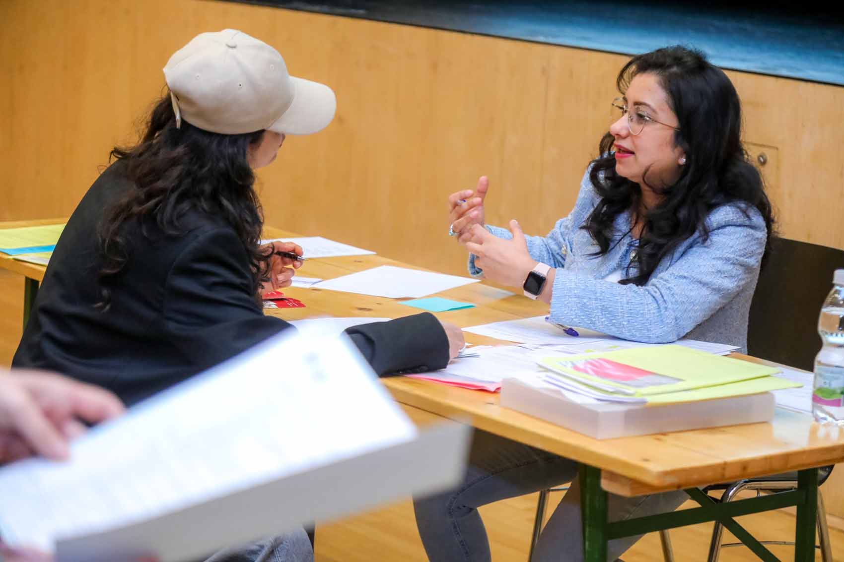 Maryam Singh vom Beratungszentrum für Migranten und Migrantinnen erklärt: „Für Interessierte ist es essentiell, fundiert beraten und erstinformiert zu werden, bevor sie in den oft als mühevoll empfundenen Einbürgerungsprozess starten. Foto: PID/Christian Fürthner