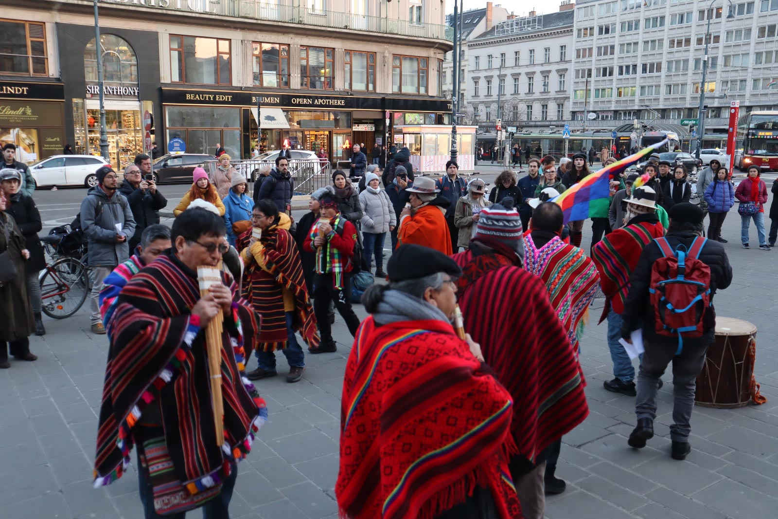 Los músicos peruanos también estuvieron presentes en el plantón.
