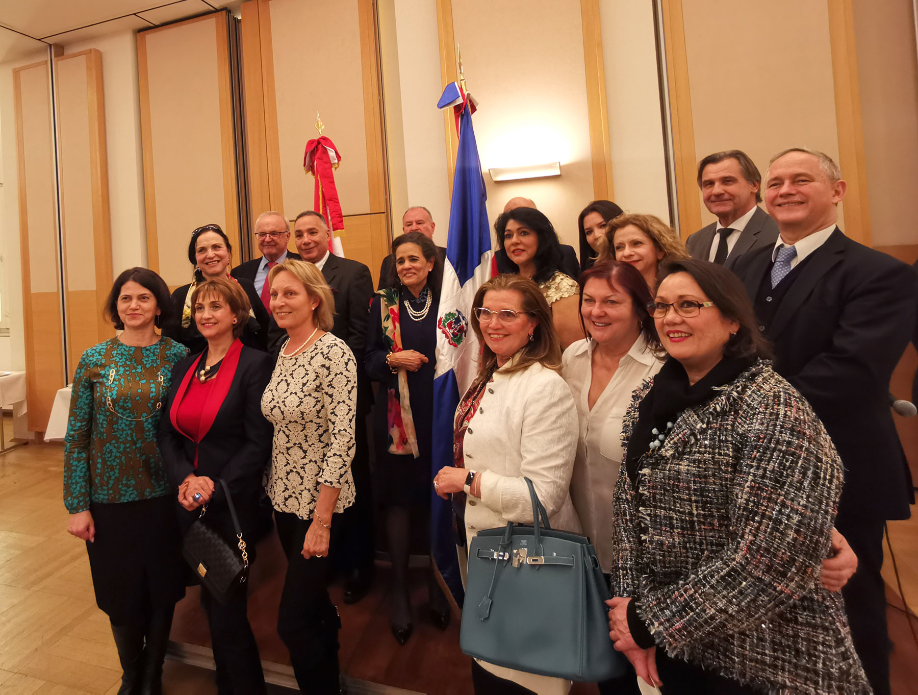 Parte del Cuerpo Diplomático junto a S.E. Sra. Embajadora Laura Faxas De Jorgensen. Foto: CulturaLatina