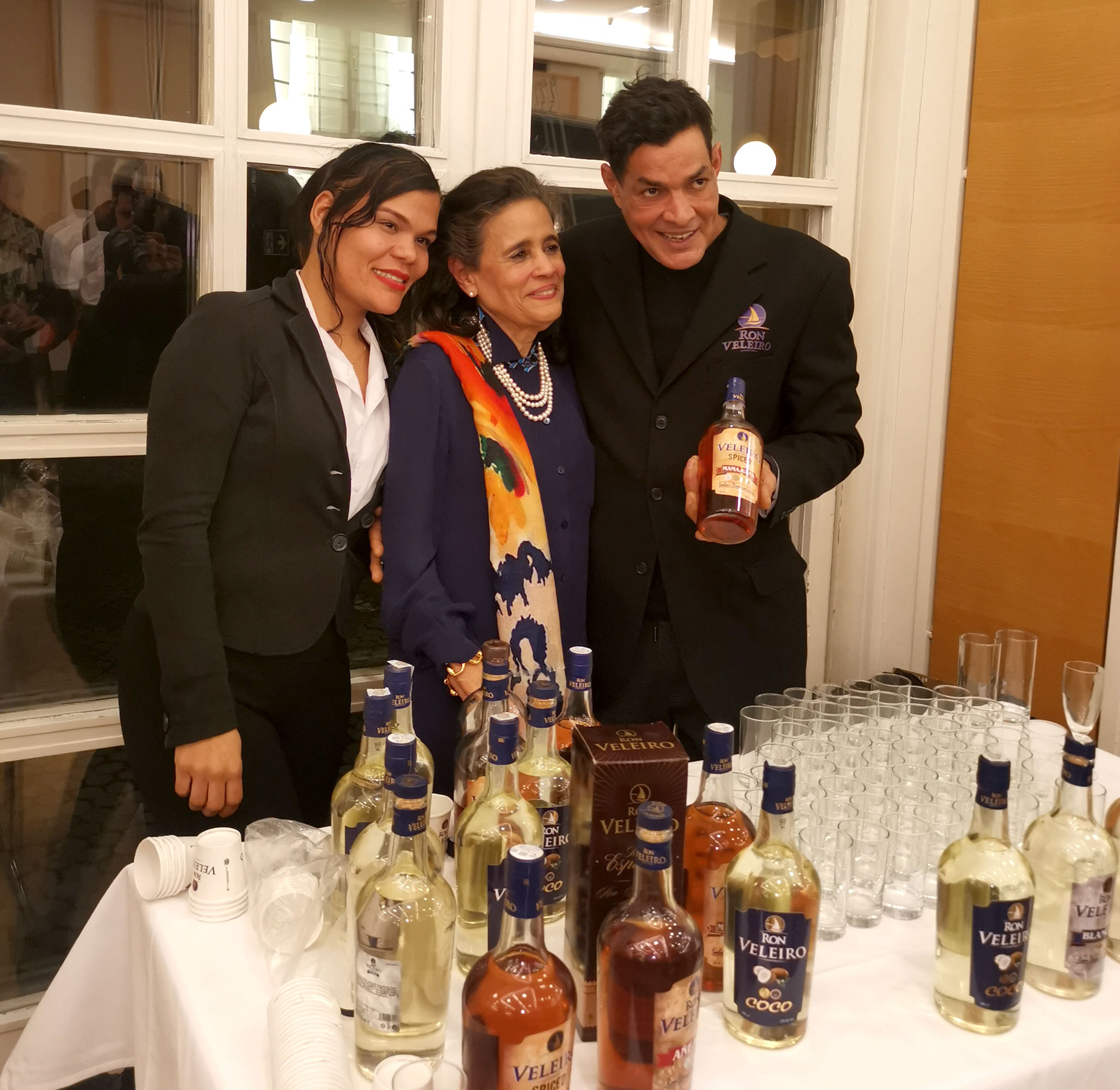 S.E. Sra. Embajadora Laura Faxas De Jorgensen junto al equipo de Casa Caribeña. Foto: CulturaLatina