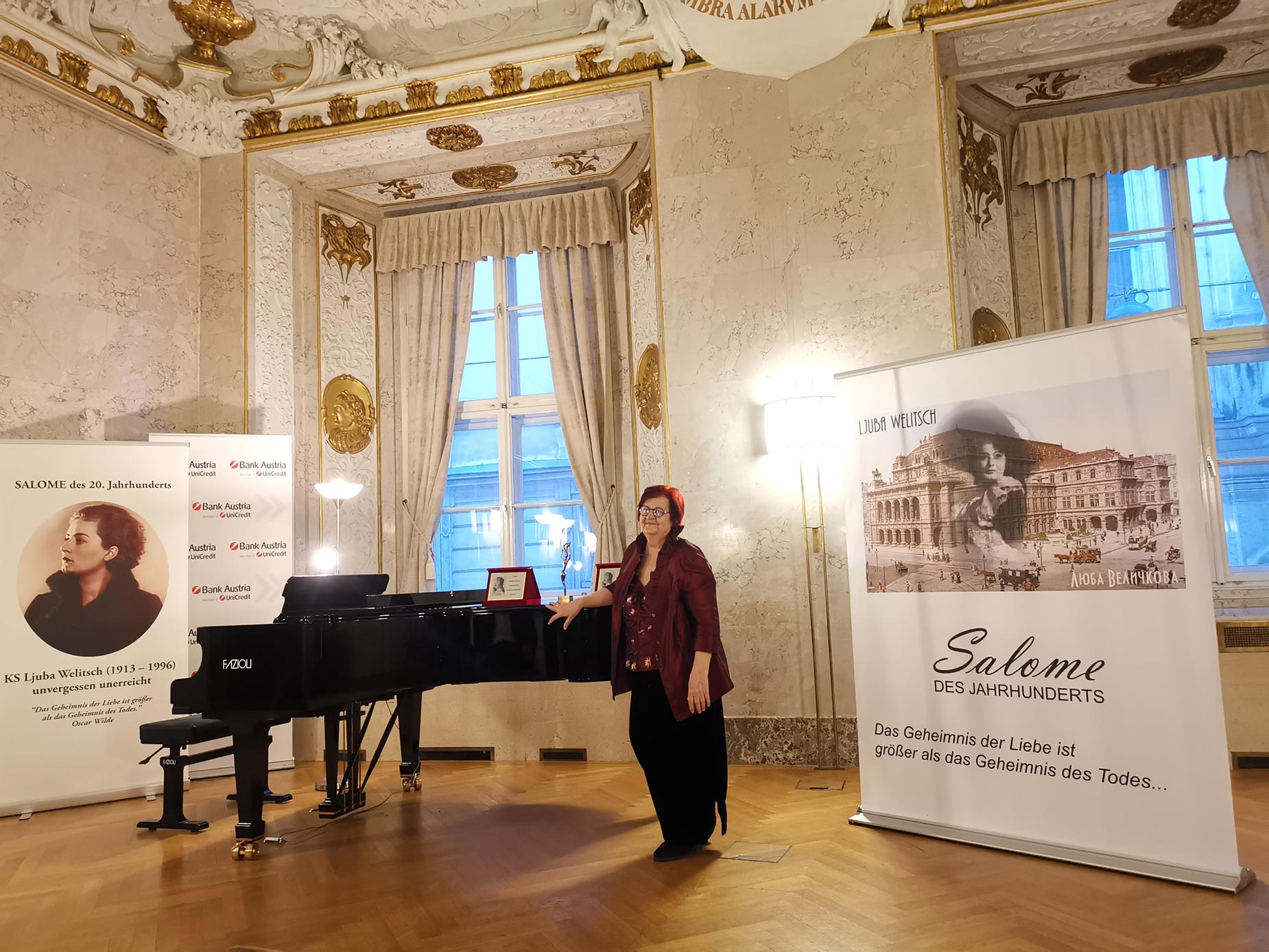 Mag. phil. Saschka Zhurkov bei ihrer Begrüßungsrede. Foto: CulturaLatina Mag. phil. Saschka Zhurkov bei ihrer Begrüßungsrede. Foto: CulturaLatina