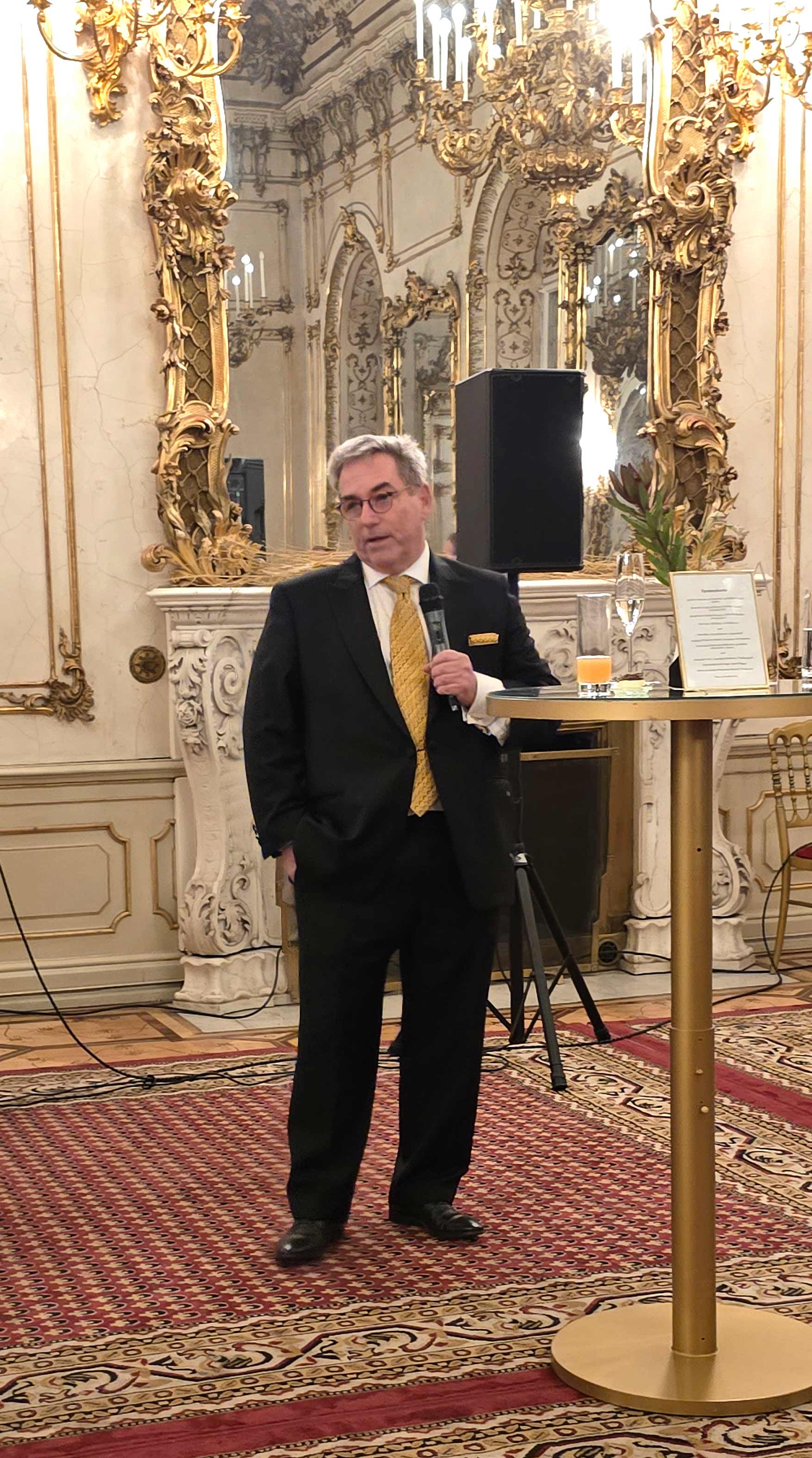 Mag. Gernot Maier begrüßte die Gäste herzlich und betonte die Bedeutung der partnerschaftlichen Zusammenarbeit. Foto: CulturaLatina