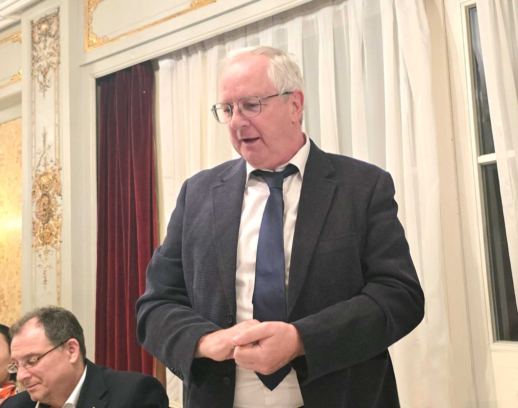 UNCAV-Vizepräsident Siegele erläutert neue Veranstaltungen für das Jahr 2025. Foto: CulturaLatina